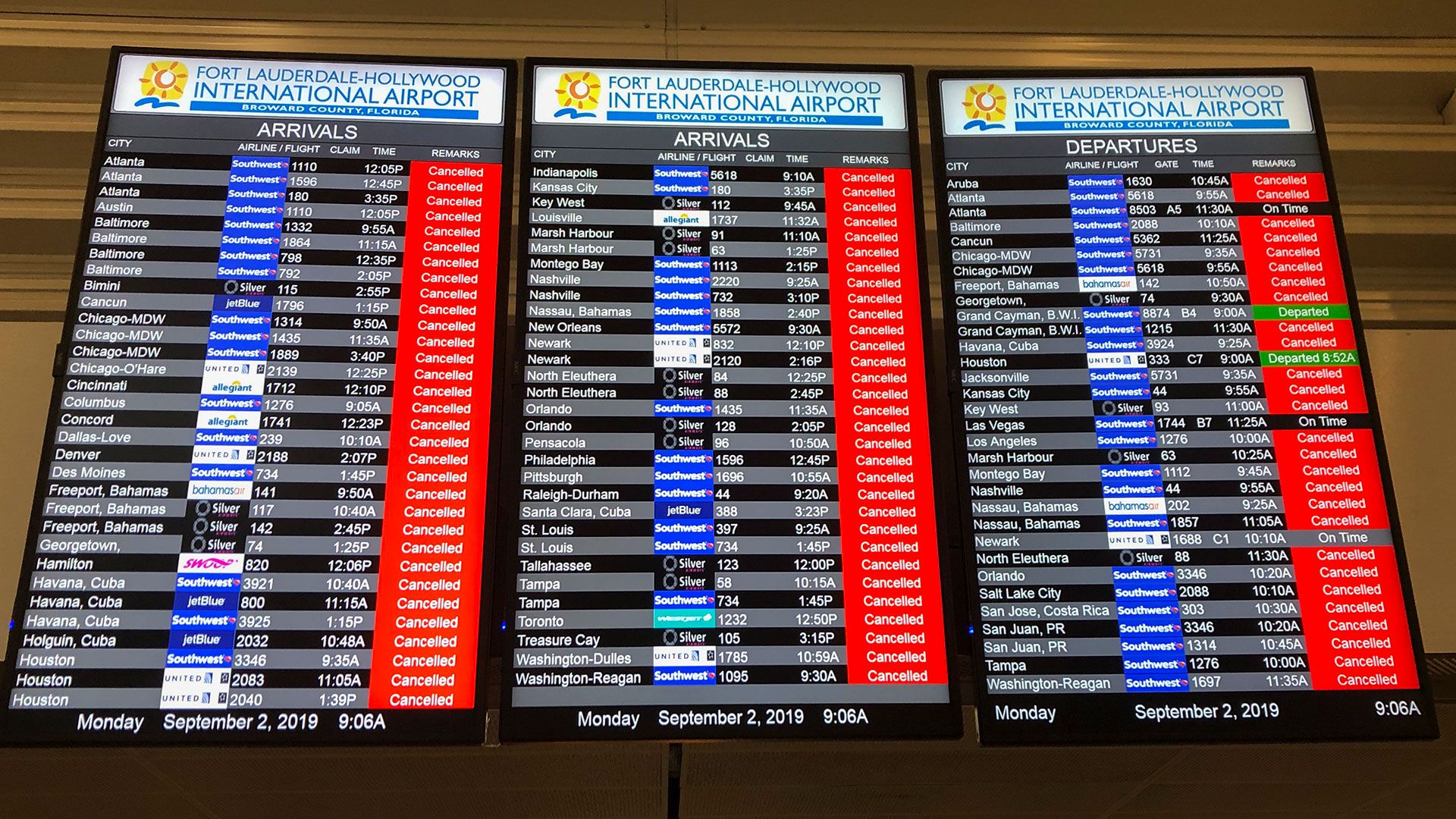 El tablero de información muestra todos los vuelos cancelados en el aeropuerto internacional de Fort Lauderdale antes de la llegada del huracán Dorian a ForT Lauderdale, Florida, el 2 de septiembre de 2019. (AFP)