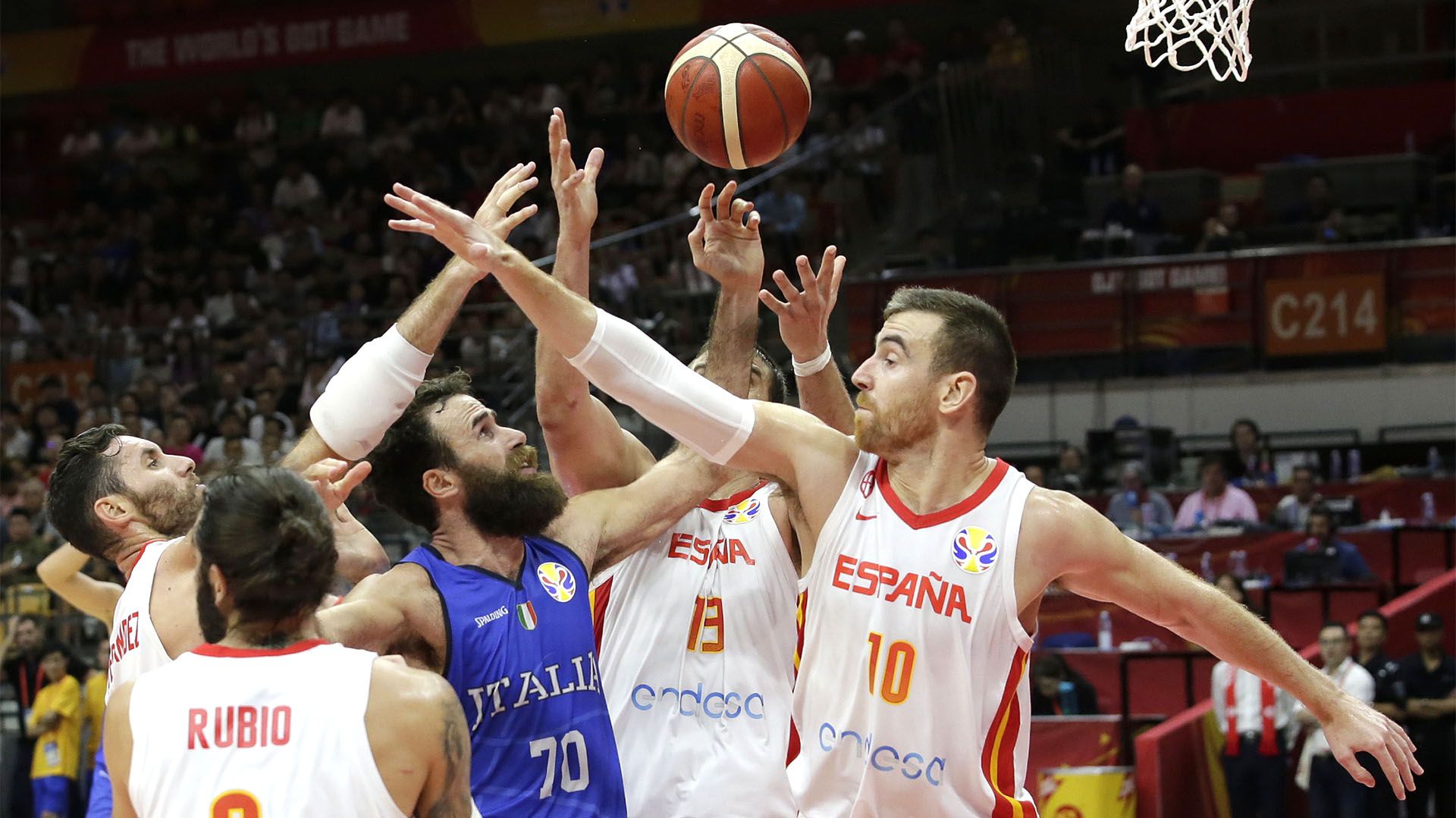 España e Italia se enfrentaron por l segunda fase del Mundial en China (REUTERS/Jason Lee)