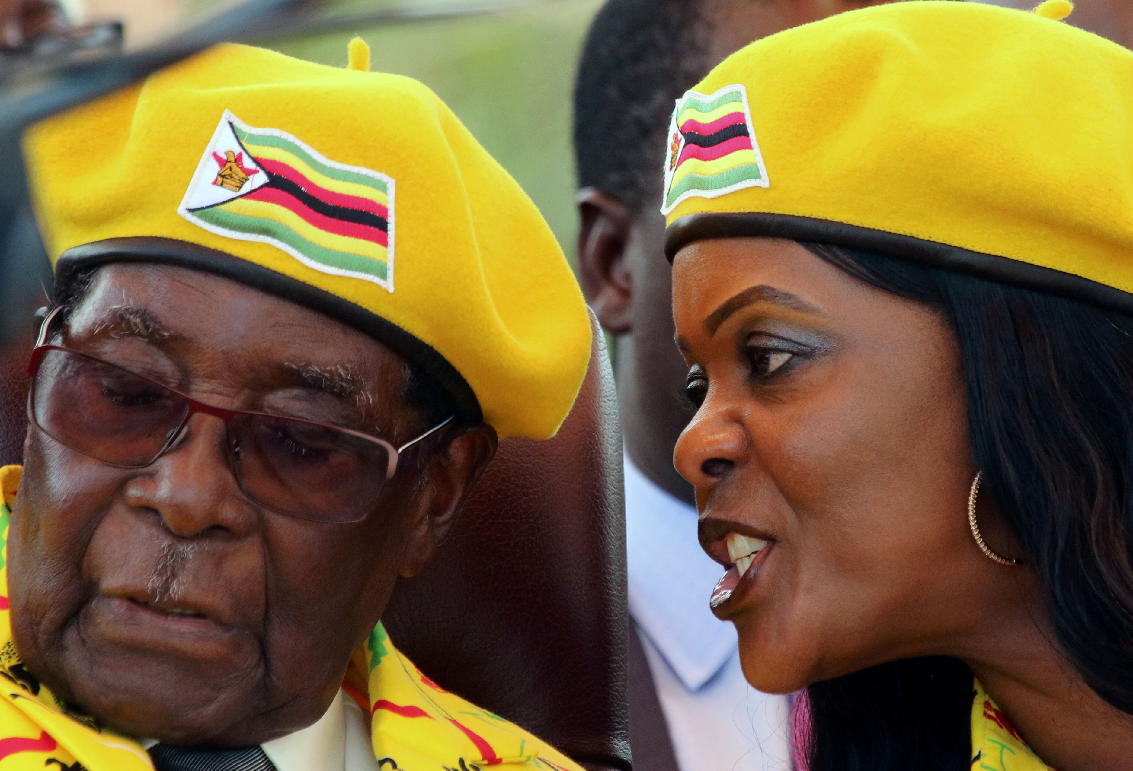 Mugabe y su esposa Grace Mugabe durante un mitín de su partido en Harare, Zimbabwe (REUTERS/Philimon Bulawayo/archivo)