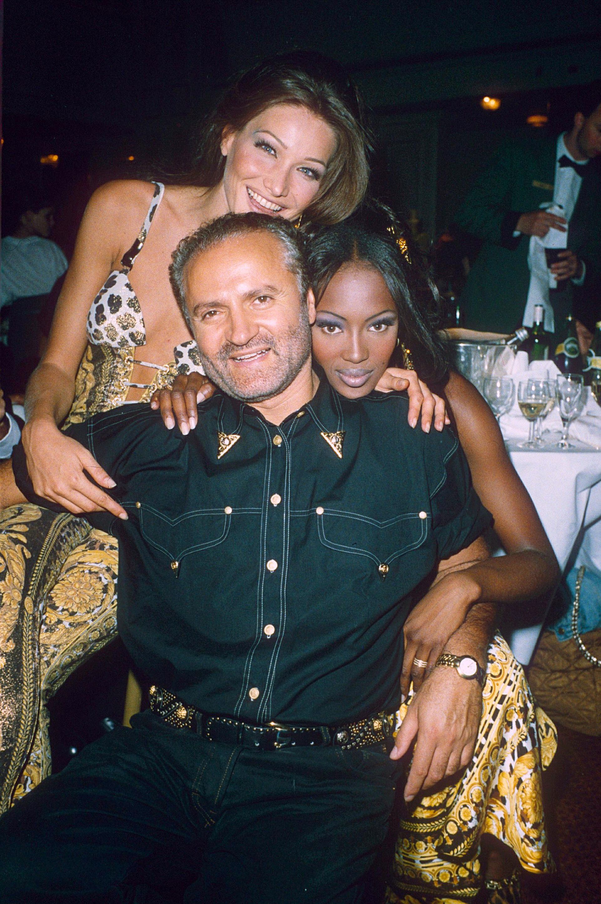 (Shutterstock ) Gianni Versace, Carla Bruni, y Naomi Campbell en Londres (1992)