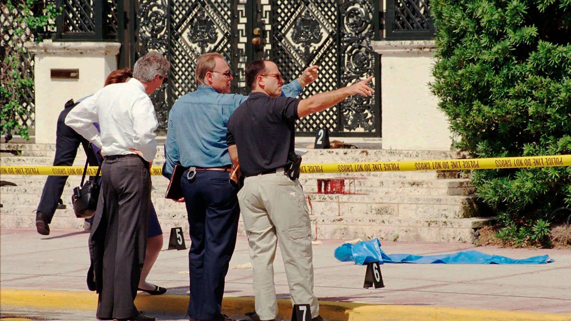 La acera llena de sangre de Gianni Versace . Fue asesinado de dos balazos en su mansión de Miami