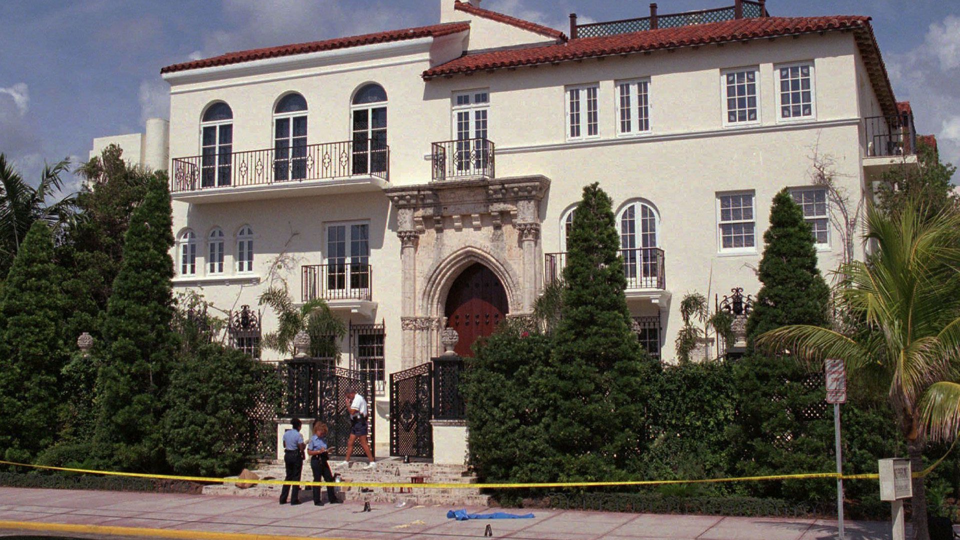 La escena del crimen: la mansión de Gianni Versace en Miami Beach . (AP Photo/Gregory Smith)