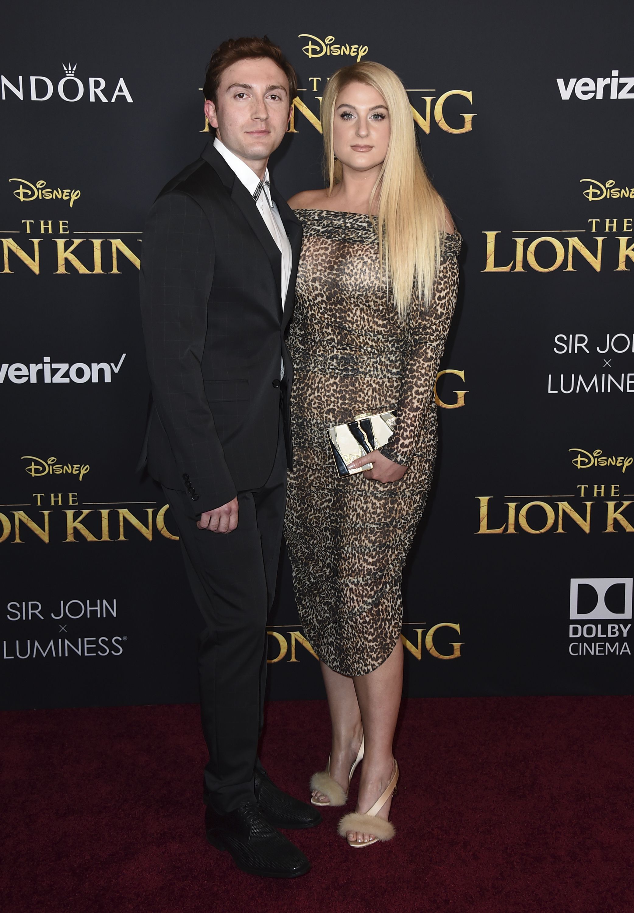 Meghan Trainor y Daryl en la premiere de “The Lion King”, en 2019  (AP)