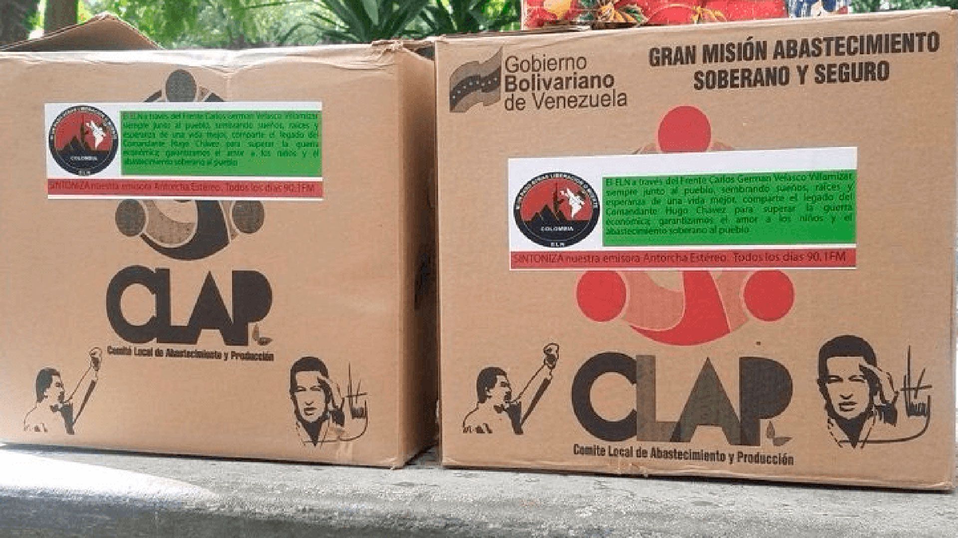 Cajas CLAP de alimentos que reparte el régimen de Maduro, co insignias y mensaje del ELM