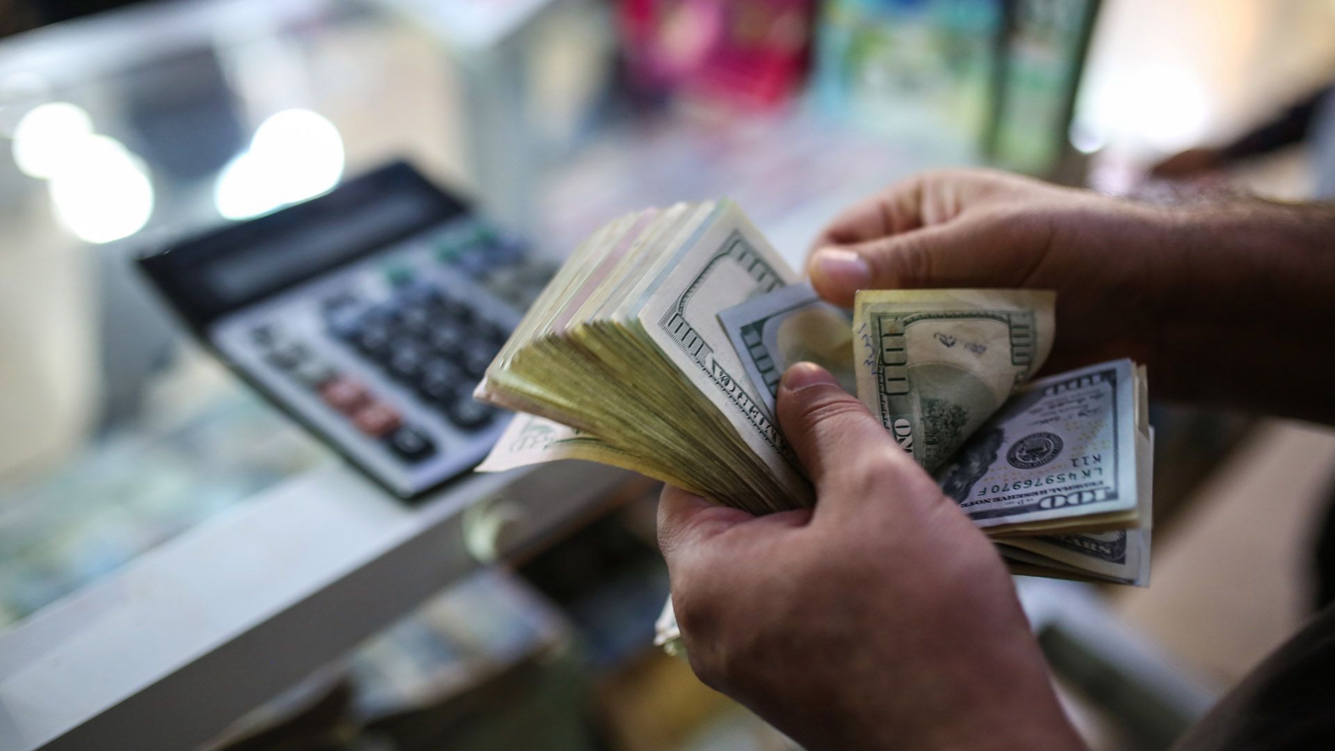 En bancos y casas de cambio el dólar promedio subió 2 centavos a $58,15