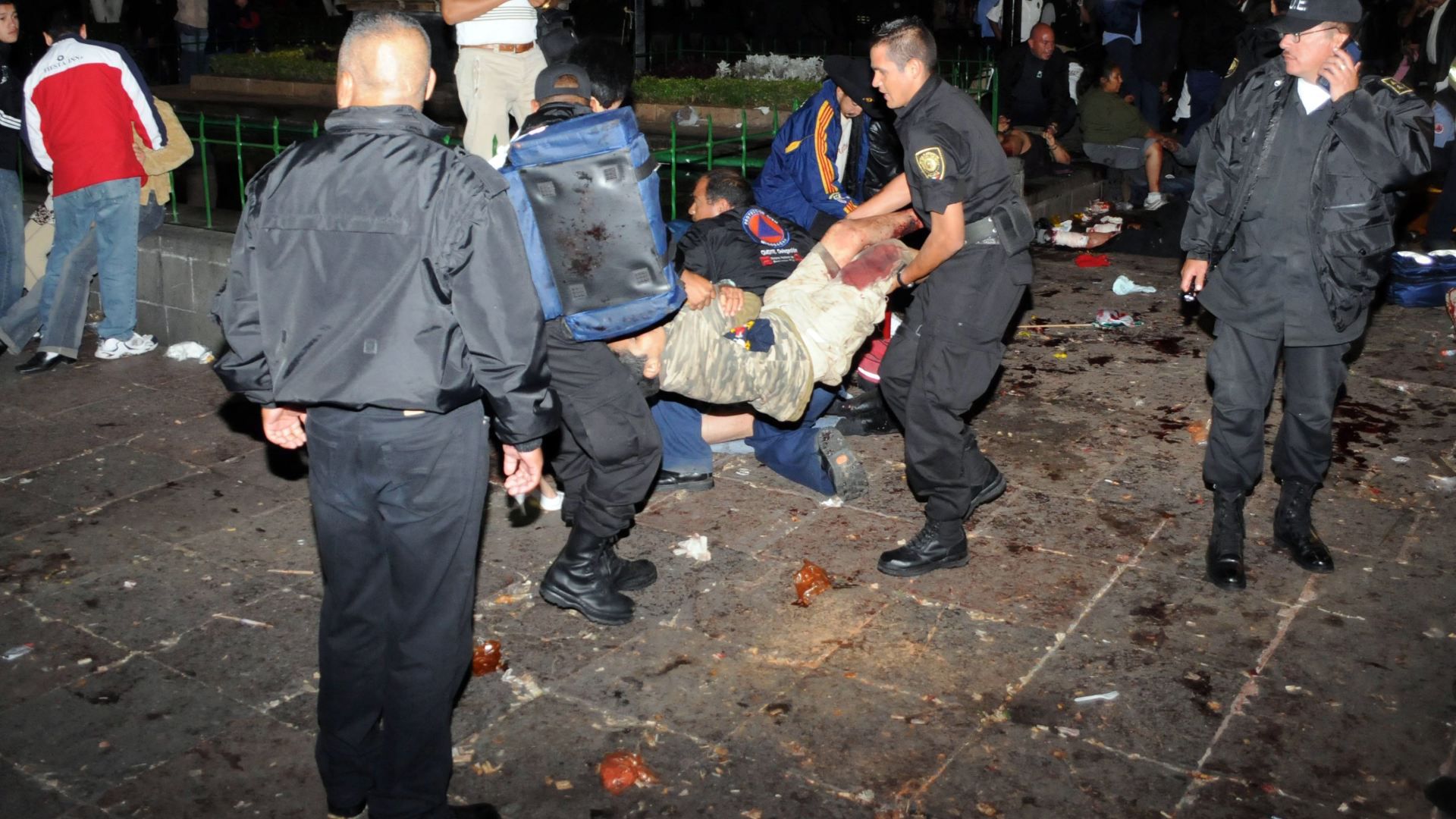 Más de 100 personas resultaron heridas por las esquirlas del explosivo y por aplastamiento (Foto: Cuartoscuro)