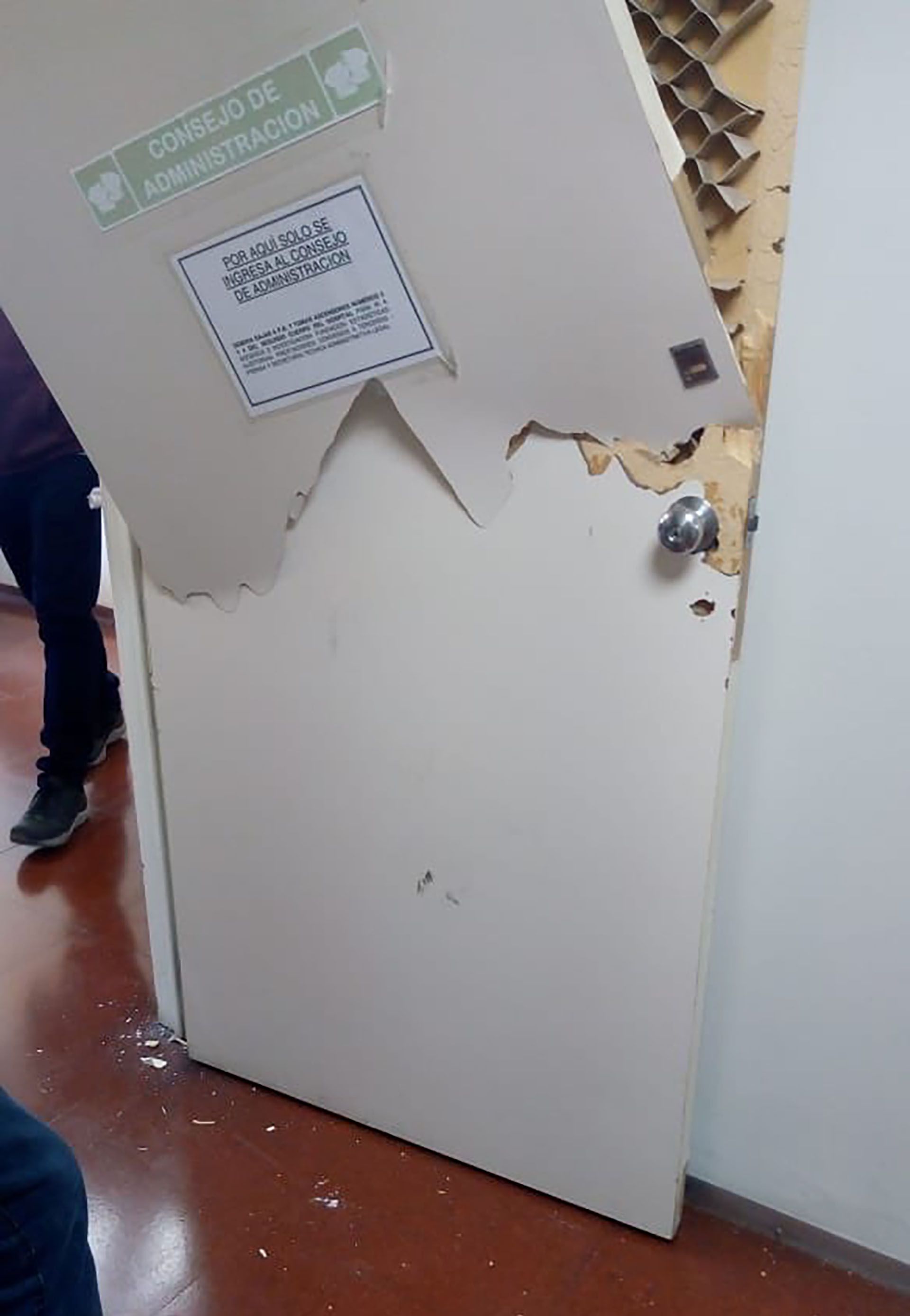 Así quedó la puerta que los manifestantes rompieron a patadas y trompadas