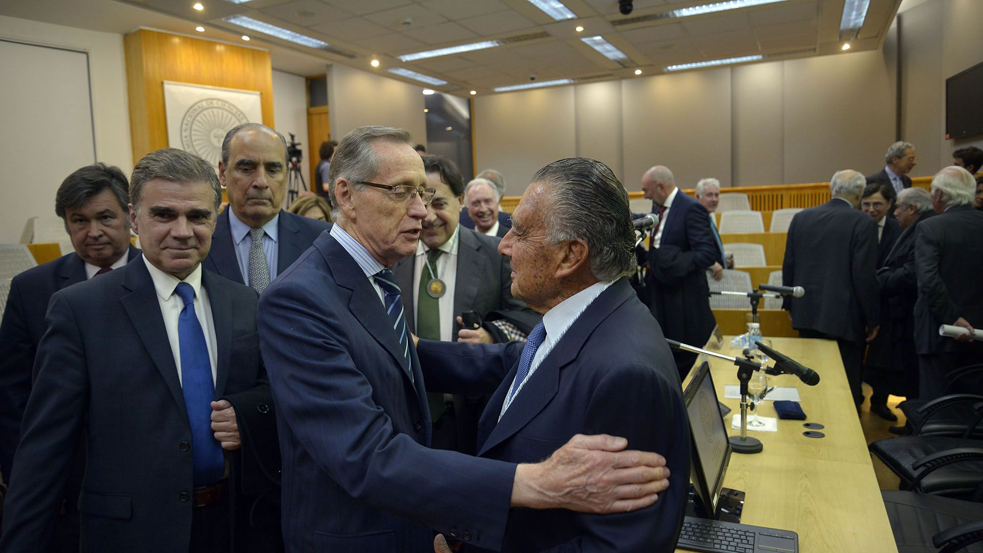 El ex canciller Adalberto Rodríguez Giavarini saluda al nuevo miembro de la Academia de Ciencias de la Empresa