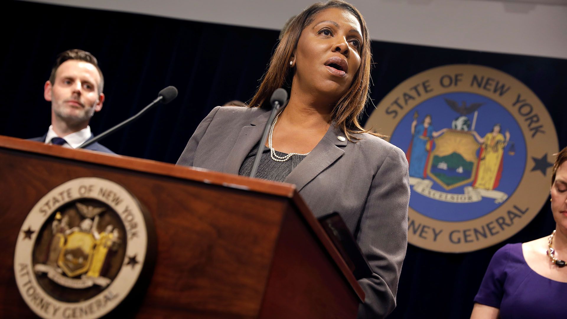 La fiscal general del estado de Nueva York, Letitia James, habla en una conferencia de prensa (Reuters)