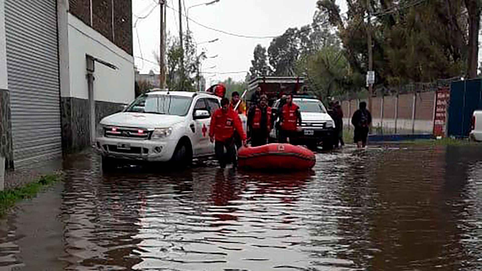 El gobierno bonaerense coordina junto a la Cruz Roja y otros equipos de emergencia las tareas de asistencia e insumos a los municipios afectados por el temporal. (Prefectura) 