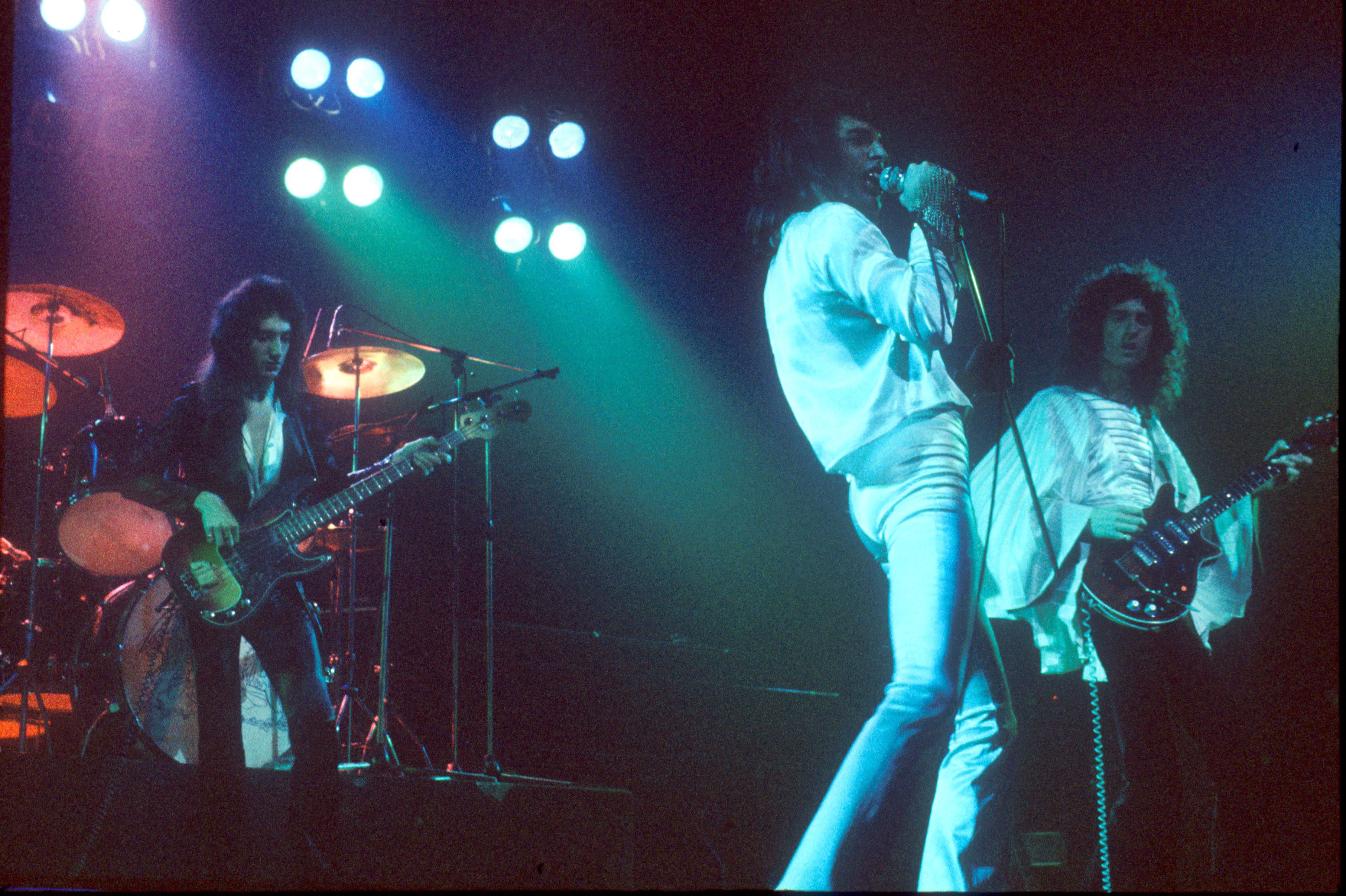 Queen en concierto en el Oxford New Theatre, en 1975 (Andre Csillag/Shutterstock)