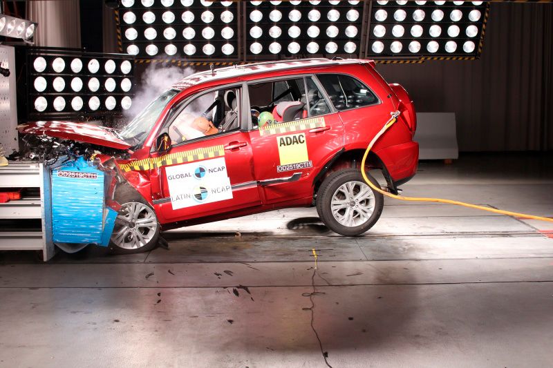 El SUV chino Chery Tiggo se deformó demasiado y no consiguió puntos ni estrellas en el choque frontal