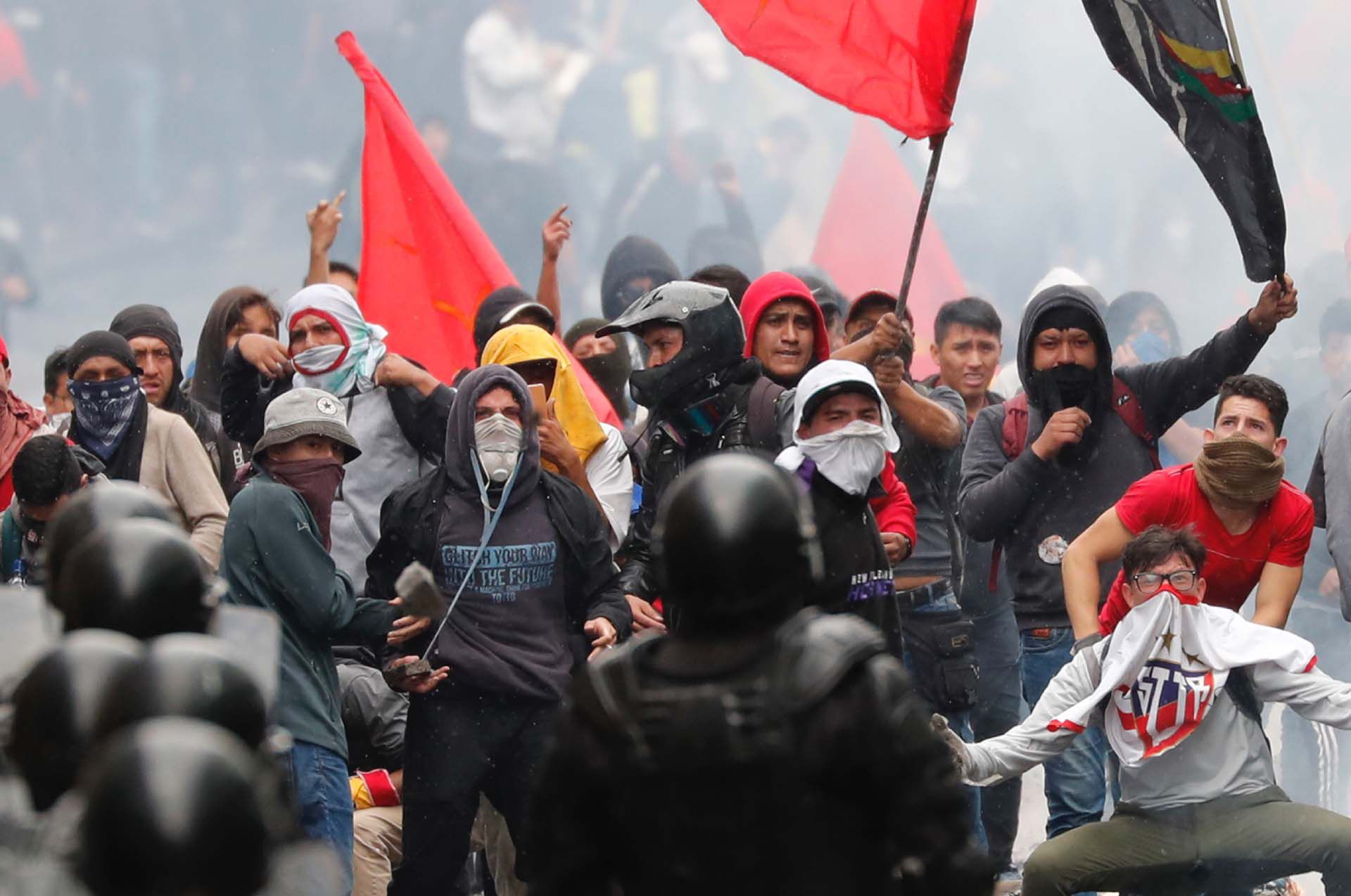 Los manifestantes correístas produjeron desmanes y rompieron algunos frentes comerciales en el centro de la capital ecuatoriana. (AP)