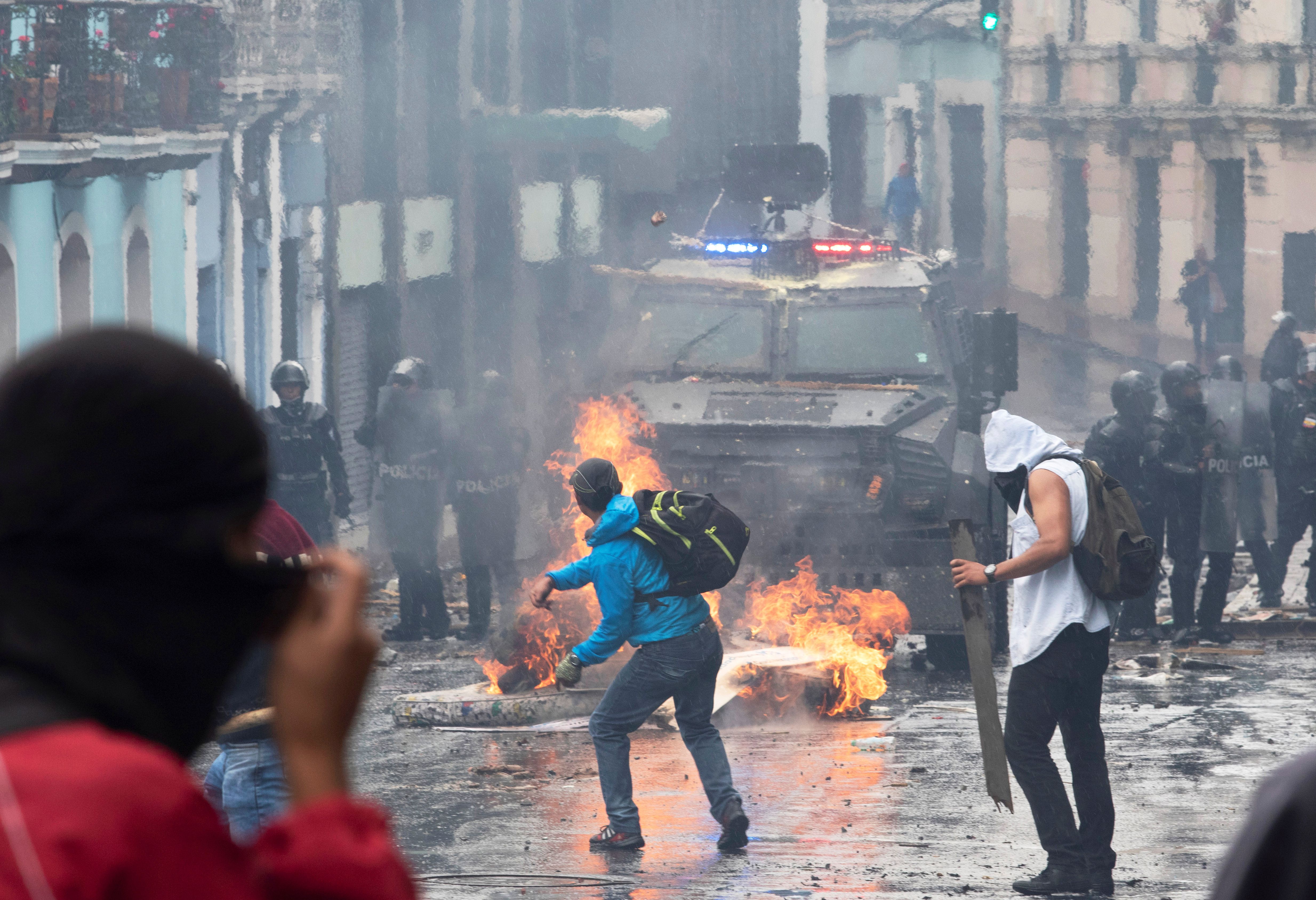 Manifestantes contra el plan de ajuste de Moreno chocan con la policía en las calles de Quito