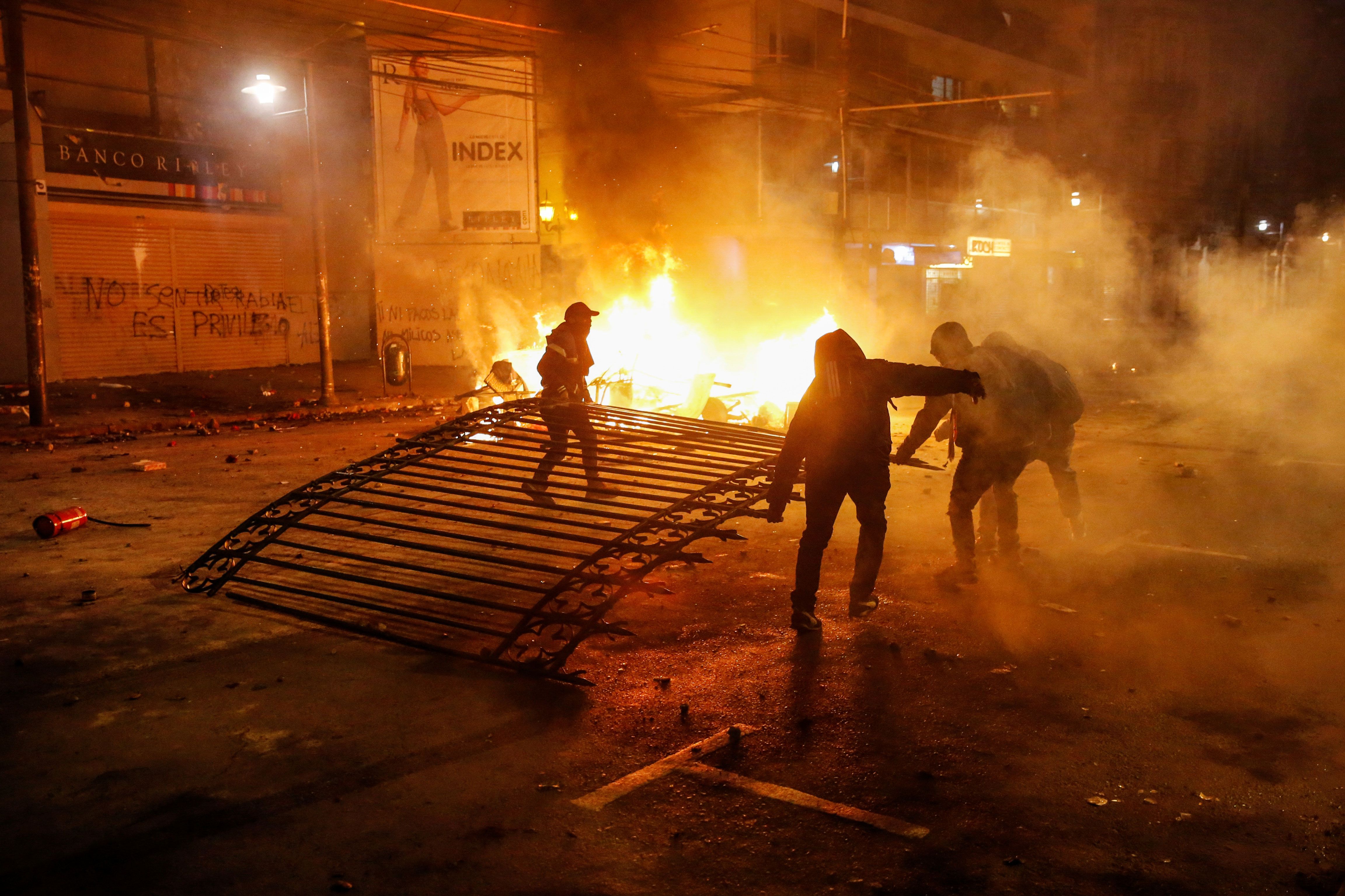 Durante el viernes y sábado se produjeron violentas manifestaciones en Chile. (Reuters)