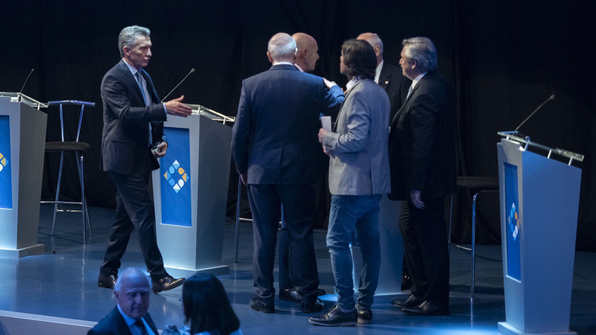 Macri se acerca a saludar tras el debate (foto Adrián Escandar)
