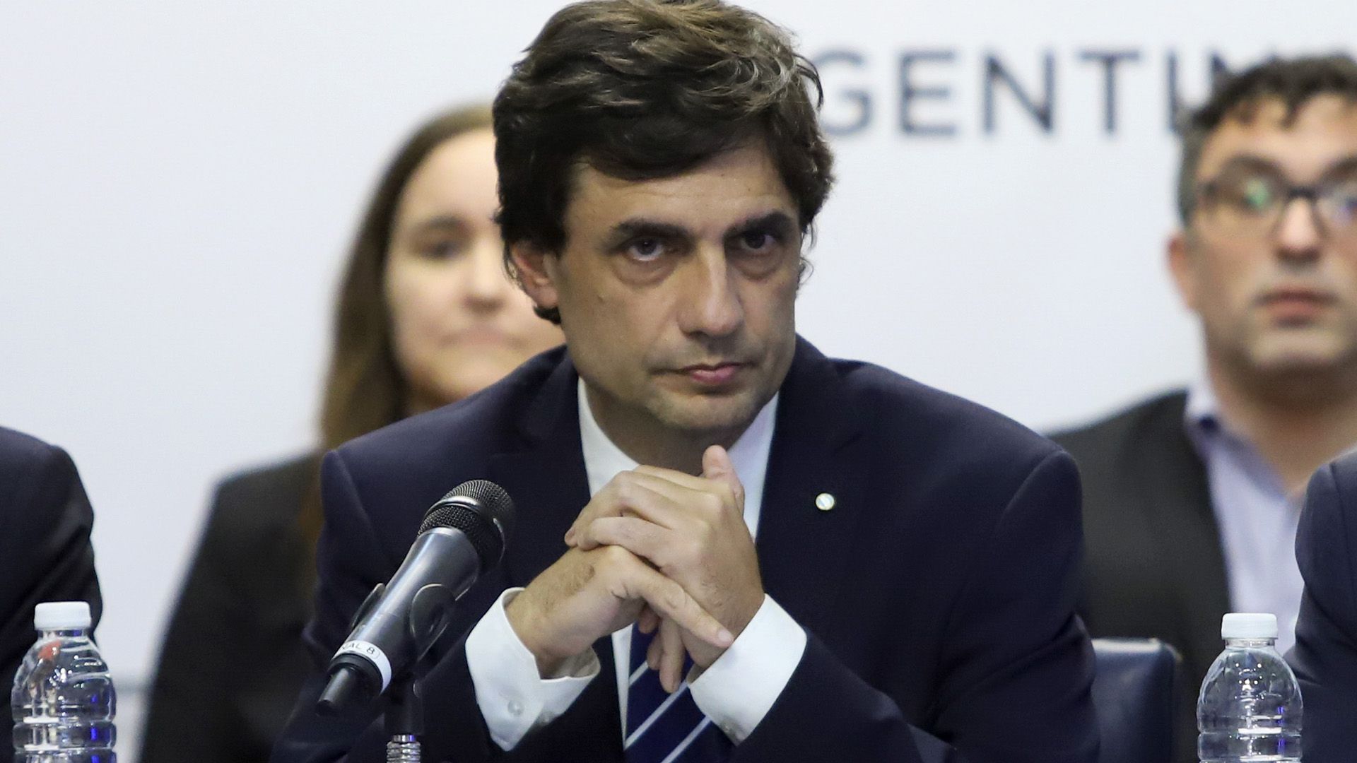El ministro de Hacienda, Hernán Lacunza, junto al Jefe de Gabinete, debió actualizar el Presupuesto 2019, por el desborde de la suba de los precios (NA)