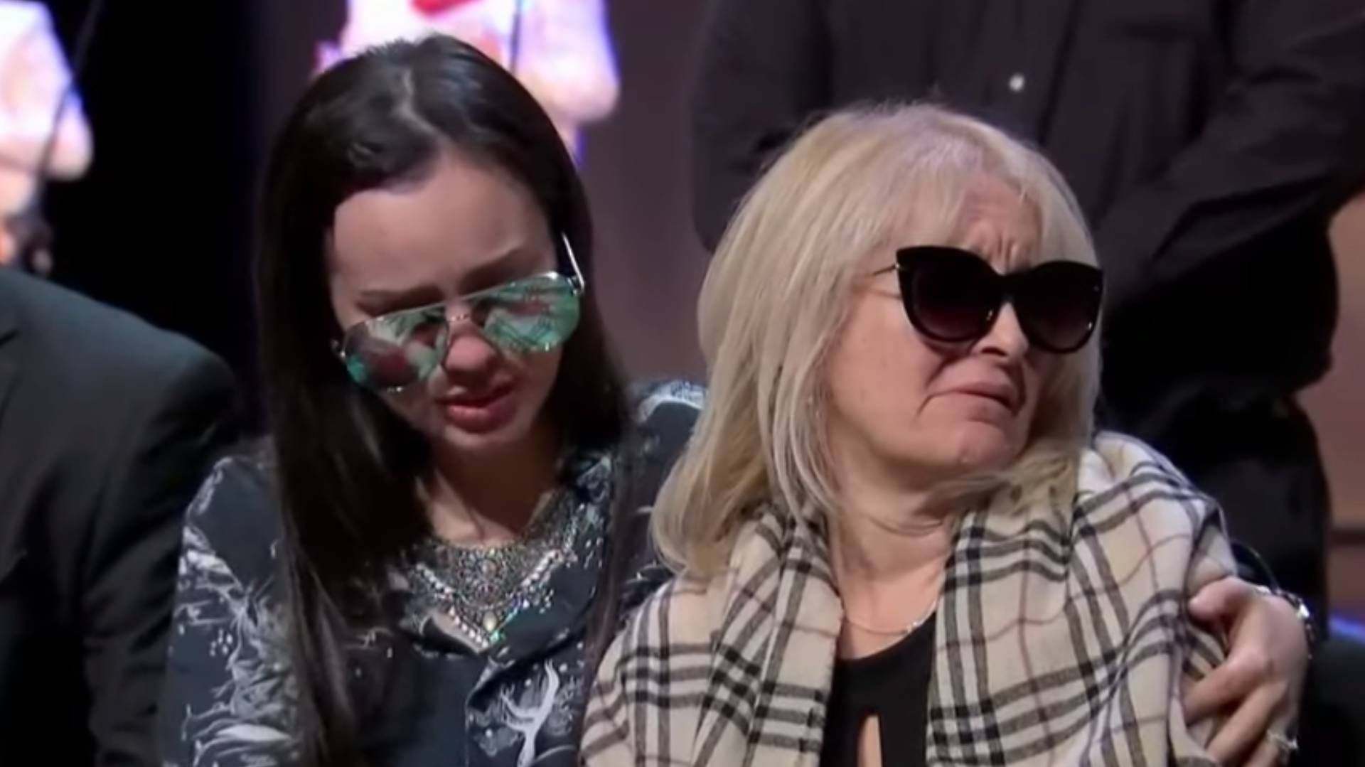 La hija y viuda de José José estuvieron conmovidas durante el homenaje (Foto: Captura de pantalla Univision)