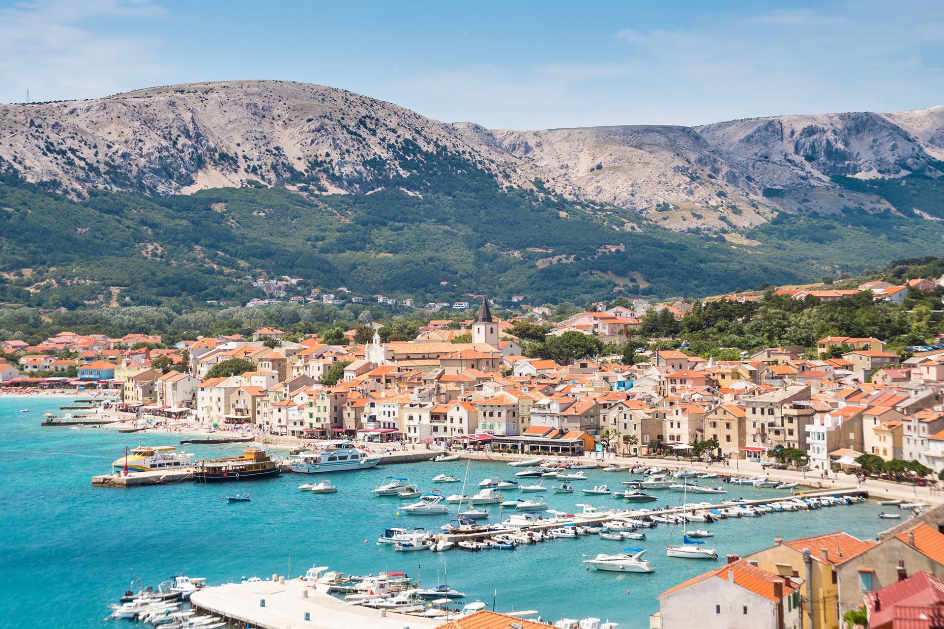 Atrapada entre los enclaves turísticos de Dalmacia e Istria, esta parte menos conocida de la costa croata ha ido forjándose en silencio su fama en lo culinario y en la protección medioambiental a lo largo de la última década. Ahora, el golfo del Carnaro, ya está listo para salir a escena con su ciudad principal, la portuaria Rijeka, como Capital Europea de la Cultura en el 2020