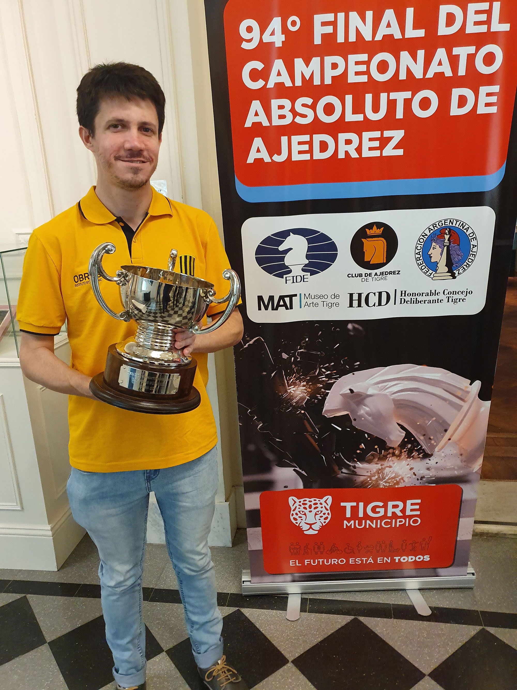Diego muestra el trofeo que ganó en el último campeonato argentino en el Museo de Tigre. (Carlos A. Ilardo)