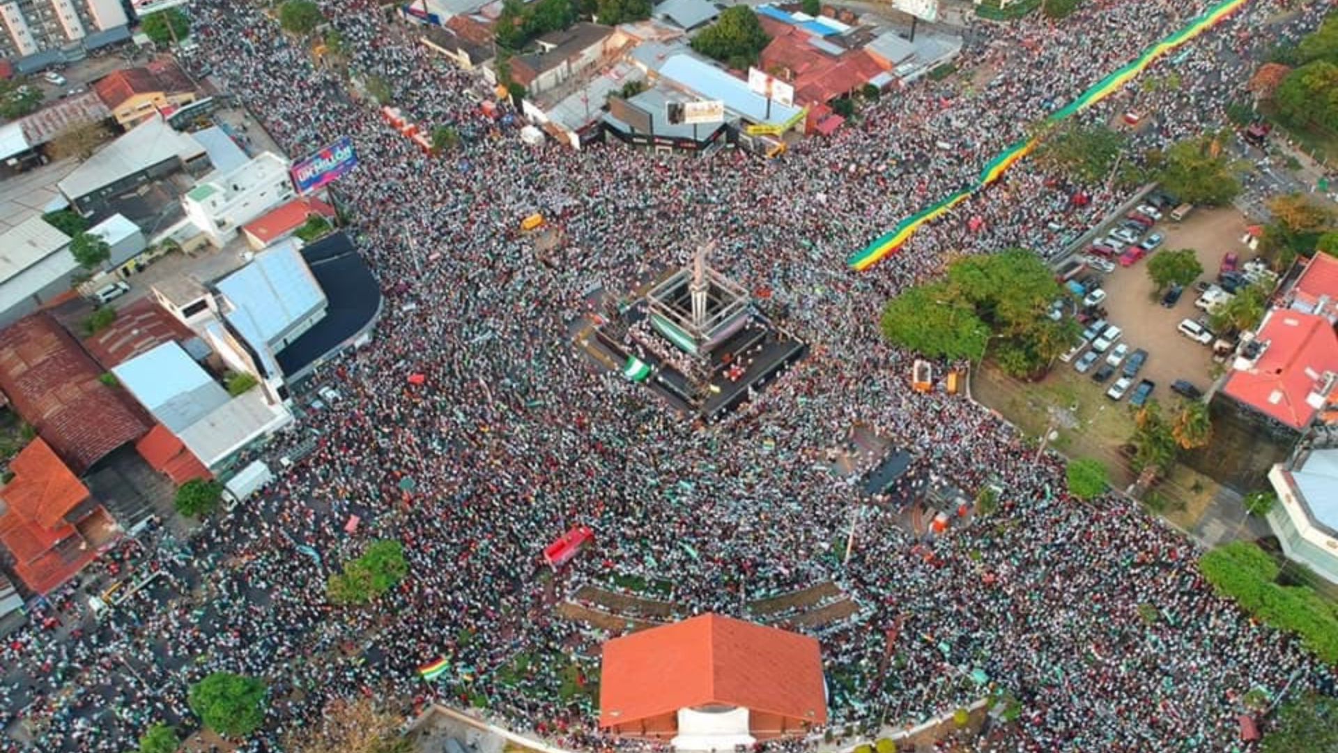 Cientos de miles de personas se reunieron este viernes en la ciudad de Santa Cruz.