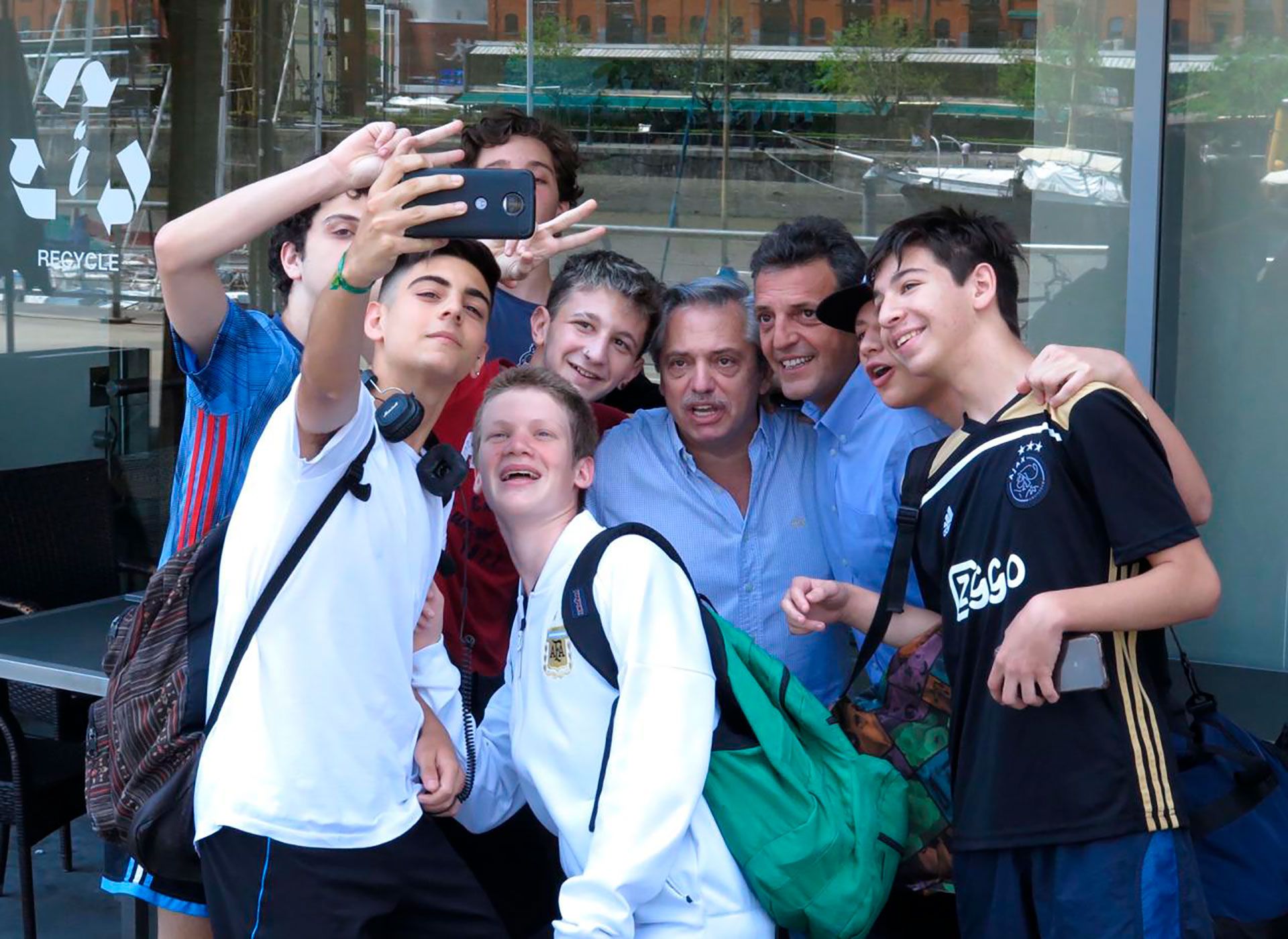 Fernández y Massa con los estudiantes del Colegio Nacional Buenos Aires