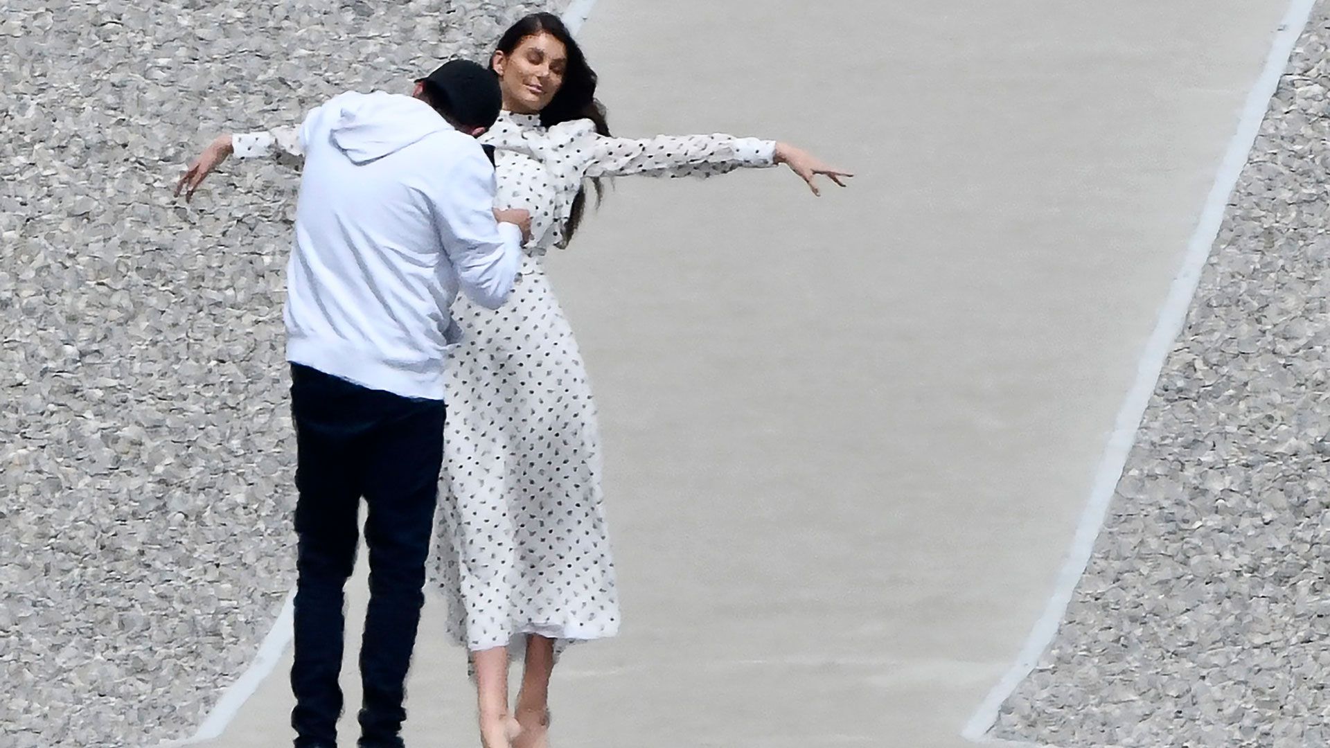DiCaprio fue captado en Cannes tomándole fotos a su novia (Foto: Grosby Group)