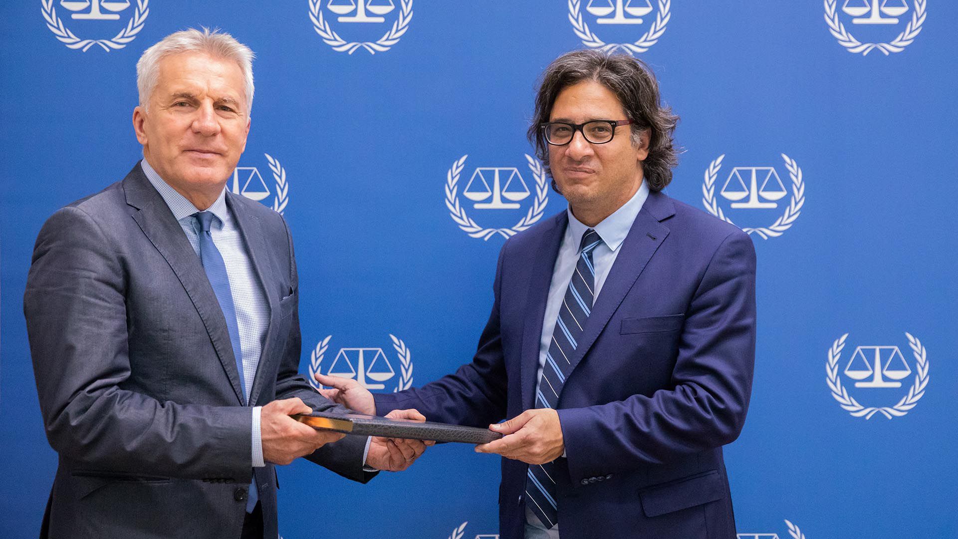 El ministro Garavano le entregó al vicepresidente de la Corte Penal Internacional, Marc Perrin de Brichambaut, un ejemplar del Nunca Más (Foto: CPI)