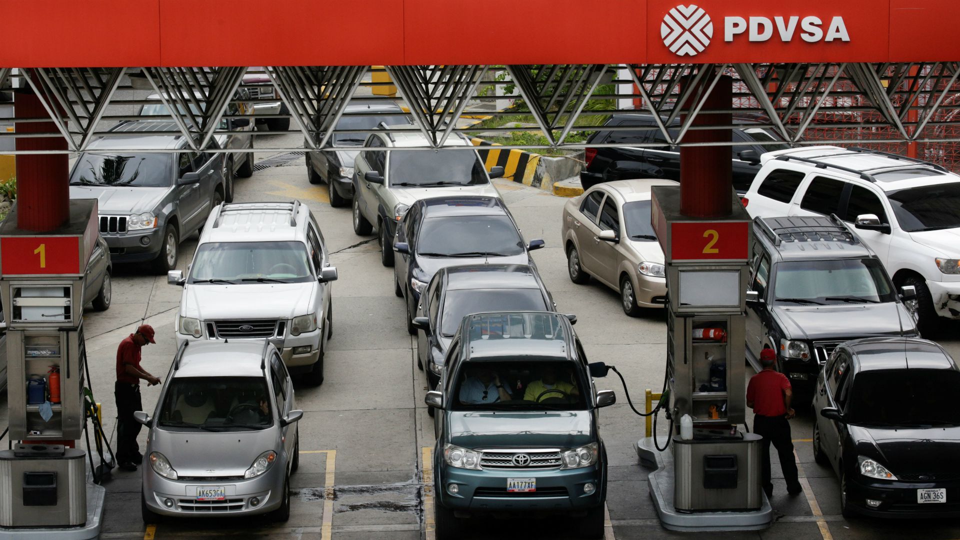 En Venezuela, el país con las reservas petroleras más grandes del mundo, la gasolina es escasa y en las estaciones de servicio las filas de auto son interminables. 