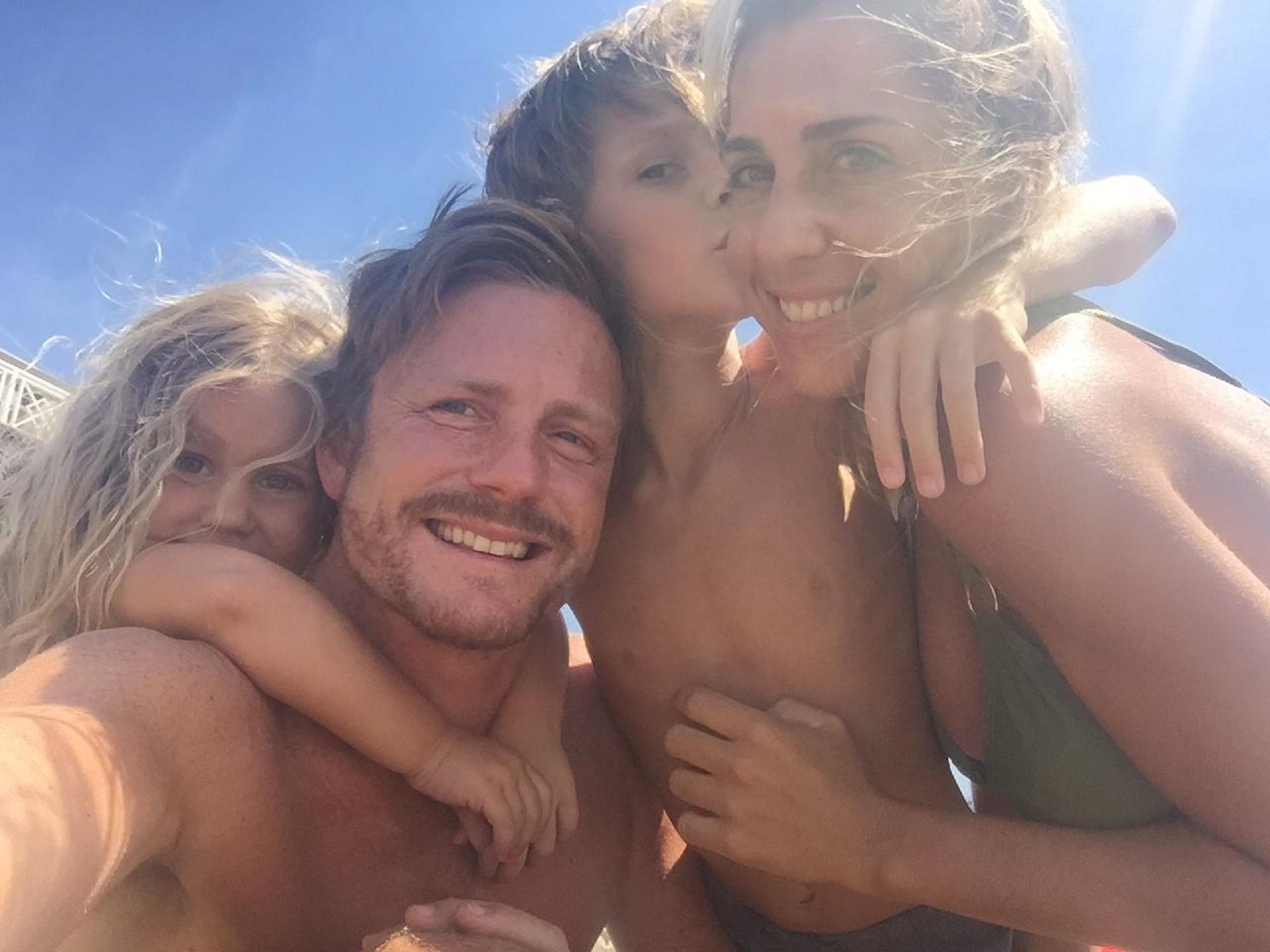 La selfie familiar de Joaquín y Luciana junto a sus hijos Laurato y Malena