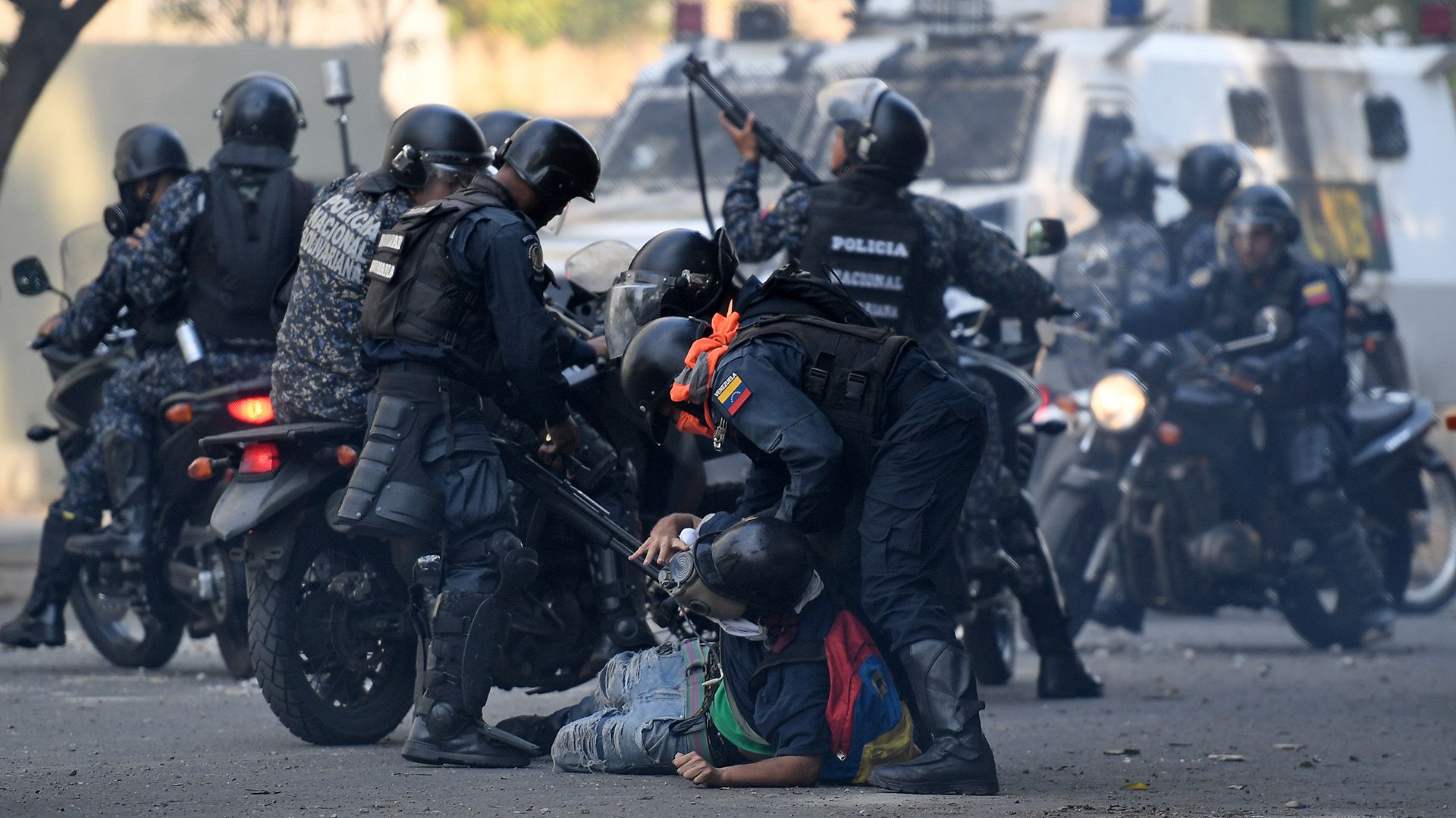 La Guardia Nacional Bolivariana reprimiendo a manifestantes en una marcha en Venezuela (Photo by Federico PARRA / AFP)