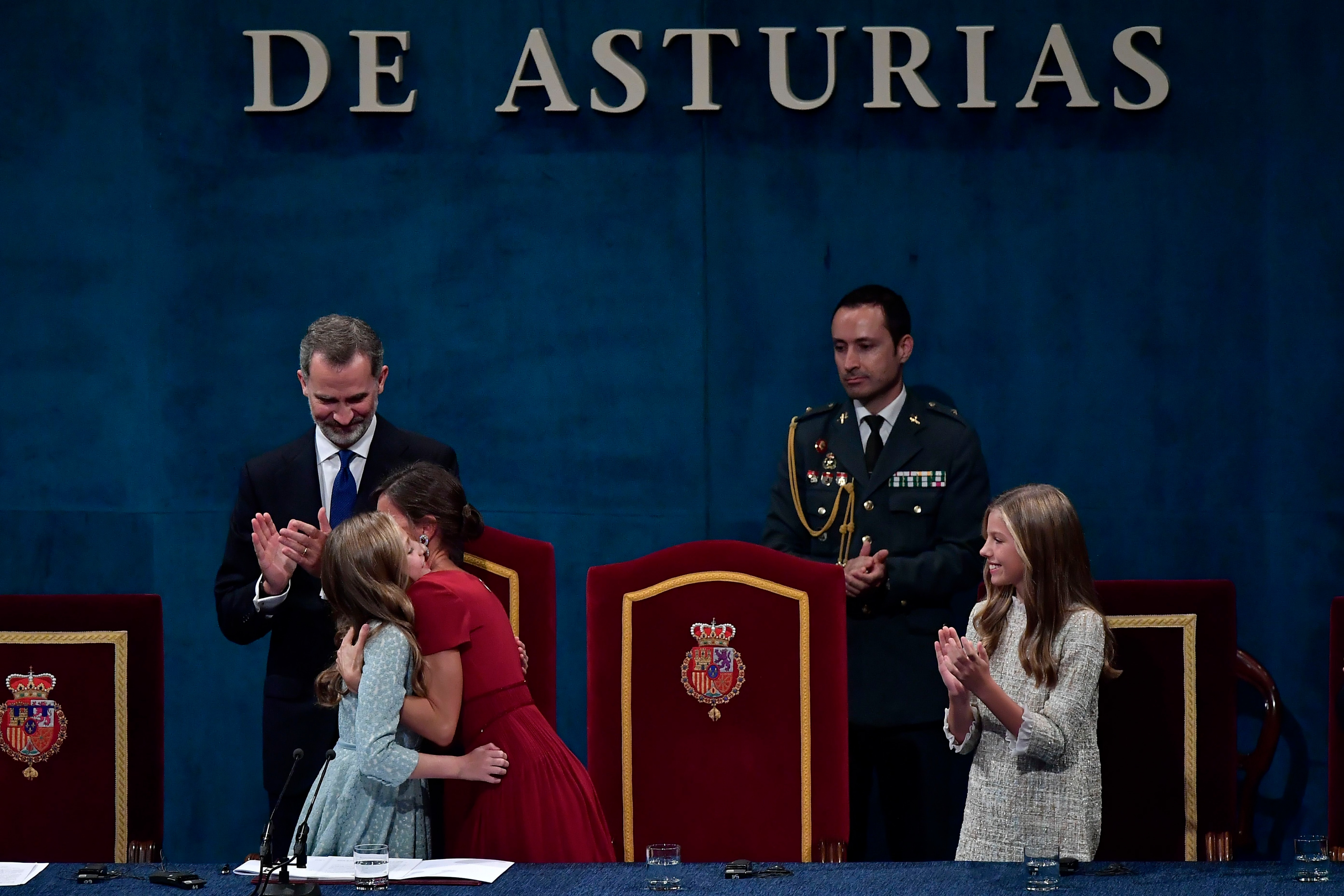 La princesa Leonor y la Reina Letizia durante la ceremonia del premio Princesa de Asturias (Foto: AP/Alvaro Barrientos)