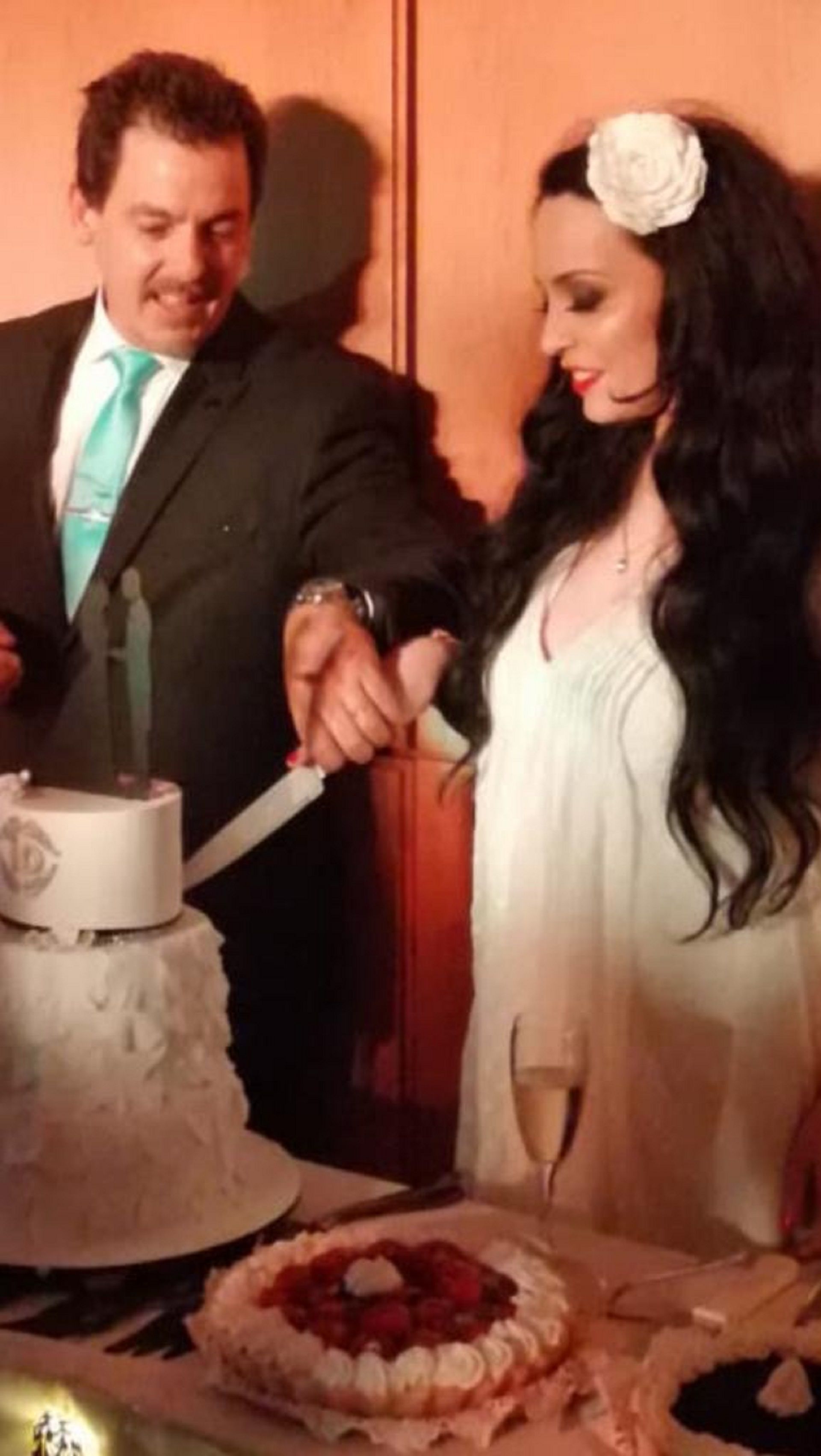 Isabelita Sarli y su marido con la torta de boda