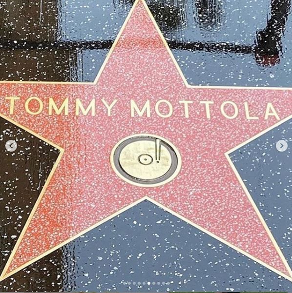El esposo de la cantante Thalía, Tommy Mottola, recibió esta semana su estrella en el paseo de la fama de Hollywood. (Foto: Instagram)