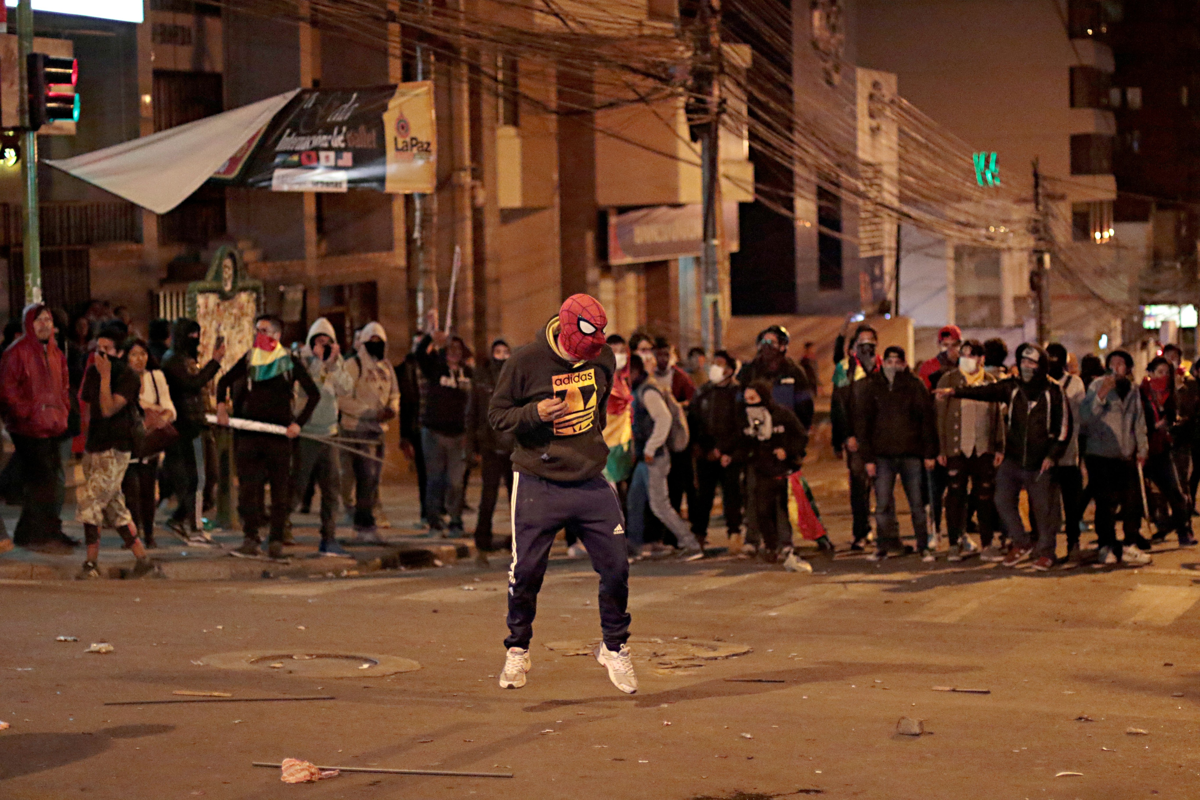 Manifestantes la noche del miércoles en La Paz (REUTERS/Manuel Claure)