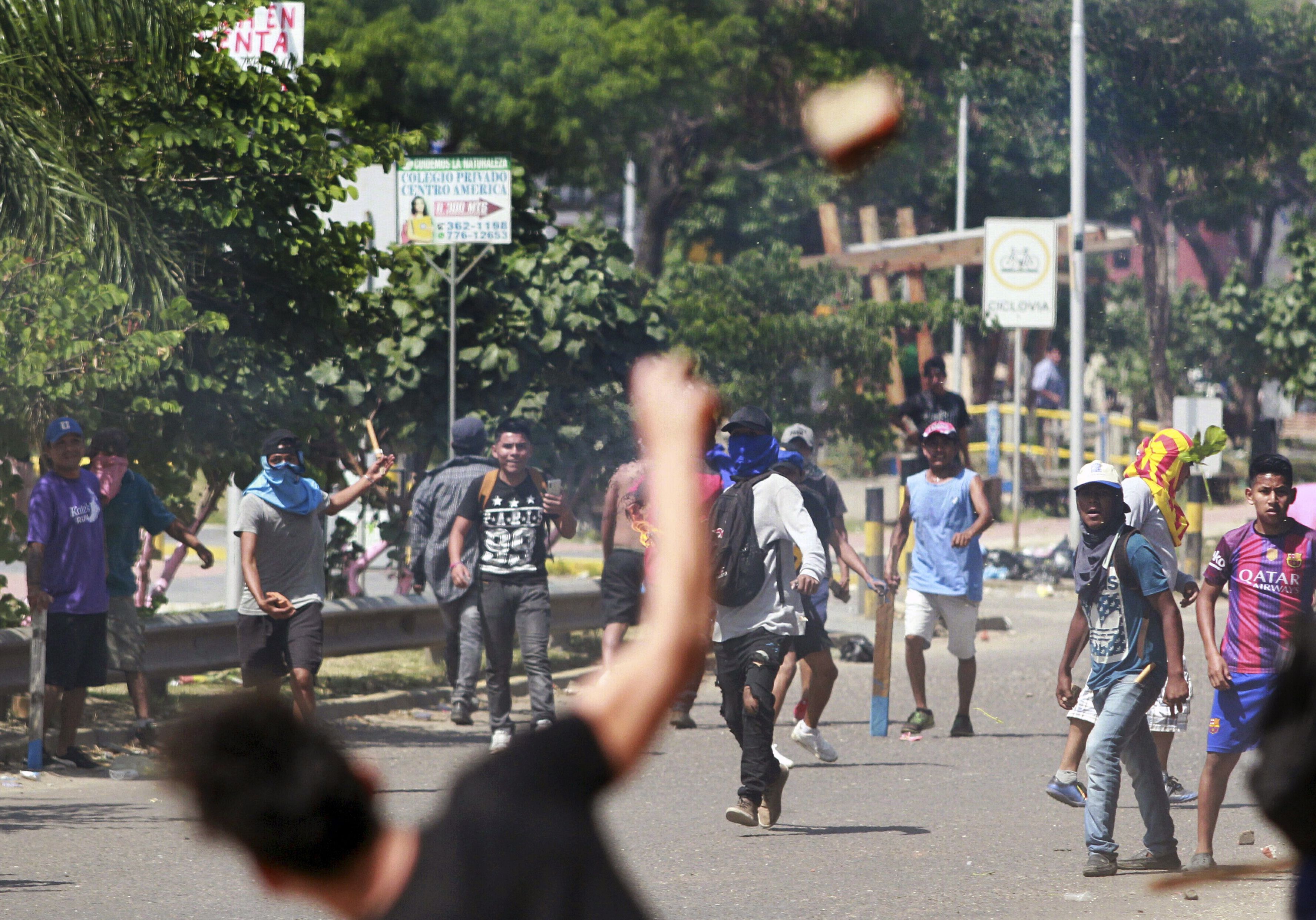 Los enfrentamientos entre militantes de Morales y Mesa en Santa Cruz (DANIEL WALKER / AFP)