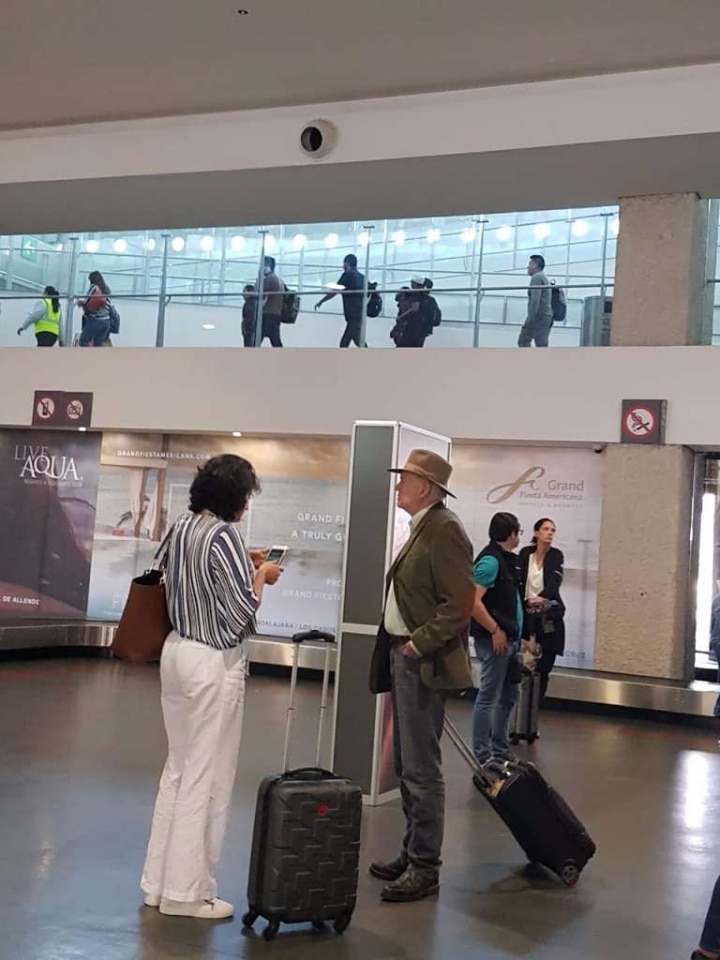 Raúl Salinas, esperando el resto de su equipaje en el aeropuerto capitalino (Foto: Especial)