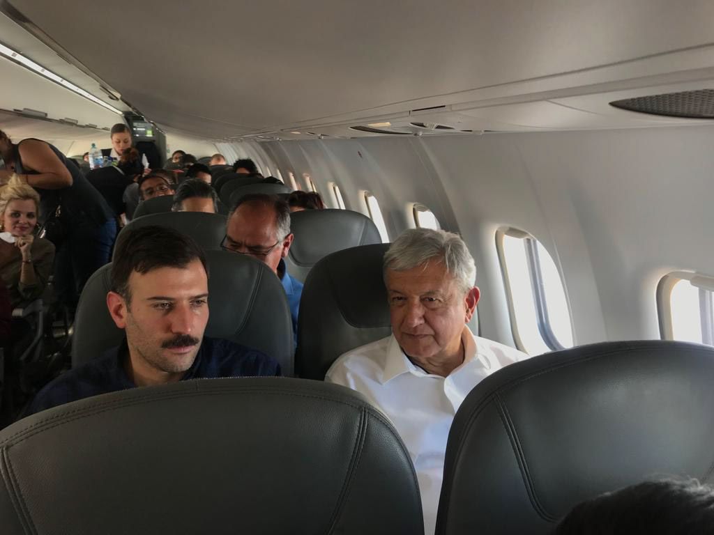 López Obrador viaja en vuelos comerciales y en clase turista, para cumplir con la "austeridad" que impuso en su administración (Foto: Cuartoscuro)
