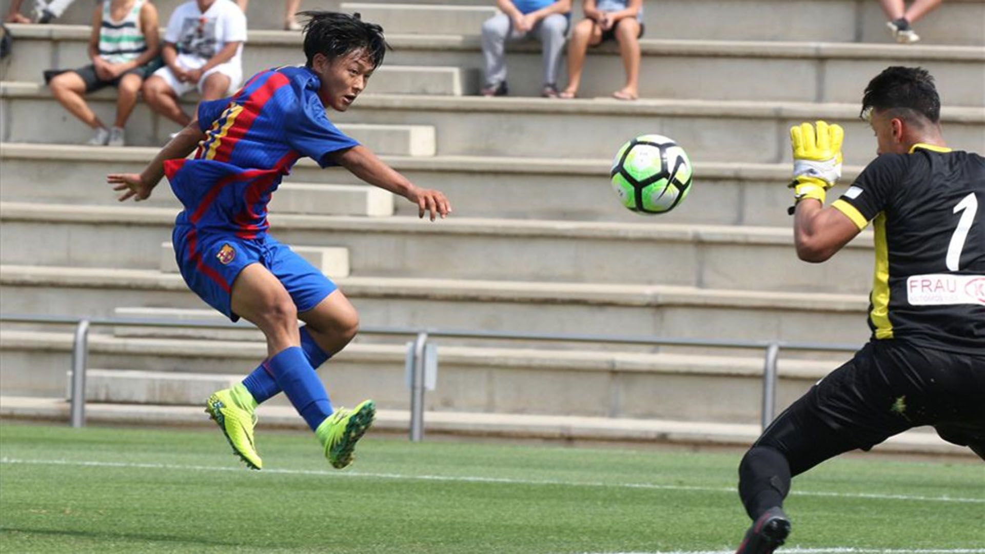 En 2013, La Masía sufrió un duro golpe cuando la FIFA investigó el fichaje del coreano Seung-Woo Lee y luego sancionó duramente al club.