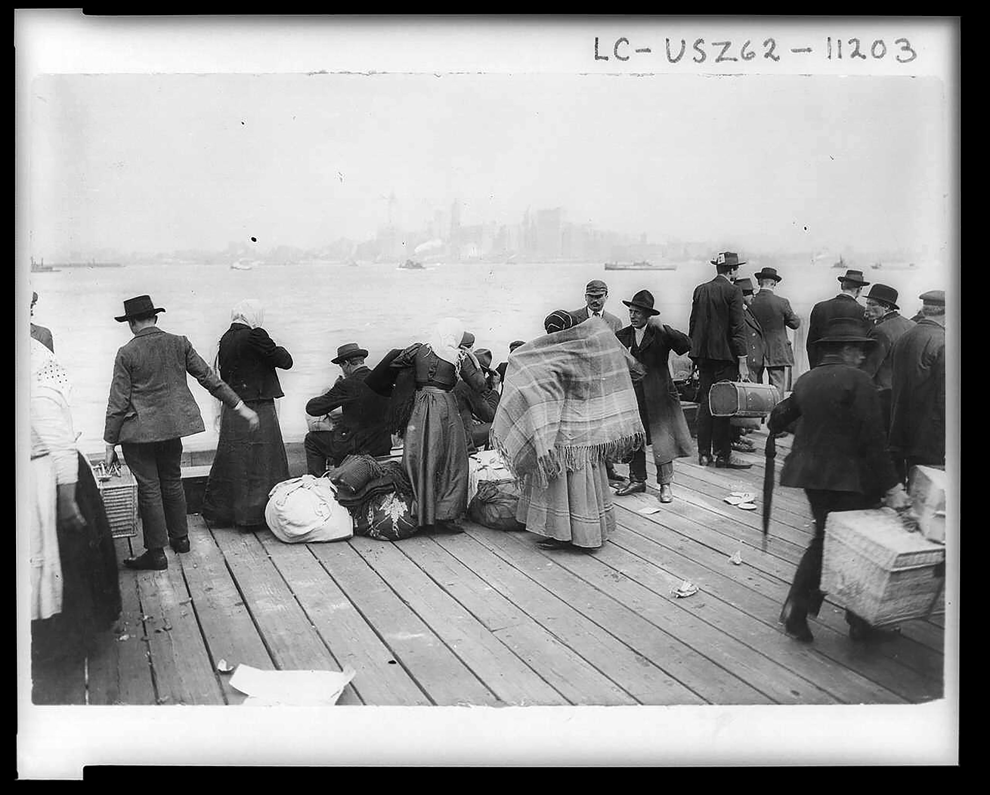 Migrantes llegando a Ellis Island, Nueva York. (Library of Congress via The New York Times)