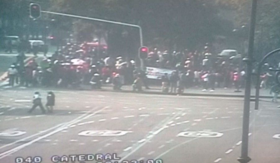 Arribo de manifestantes a la Plaza de la Constitución (Foto: Twitter @OVIALCDMX)