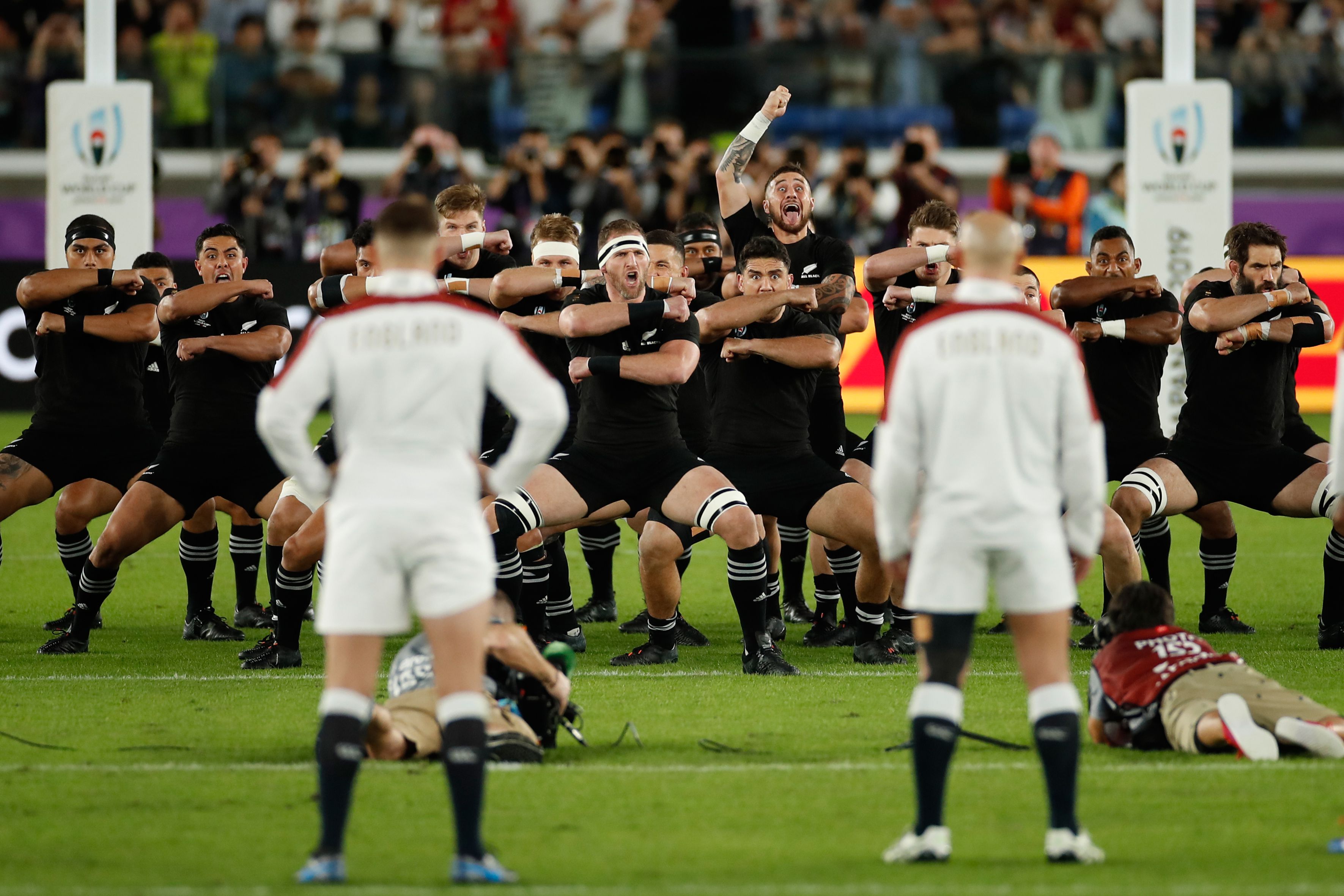 Inglaterra y su actitud desafiante ante el Haka de Nueva Zelanda (Photo by Odd ANDERSEN / AFP)
