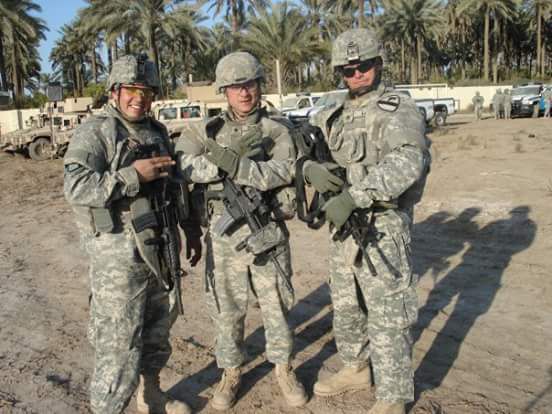 Dopazo, el primero de la izquierda, posa junto a compañeros del ejército estadounidense en Irak en 2006.