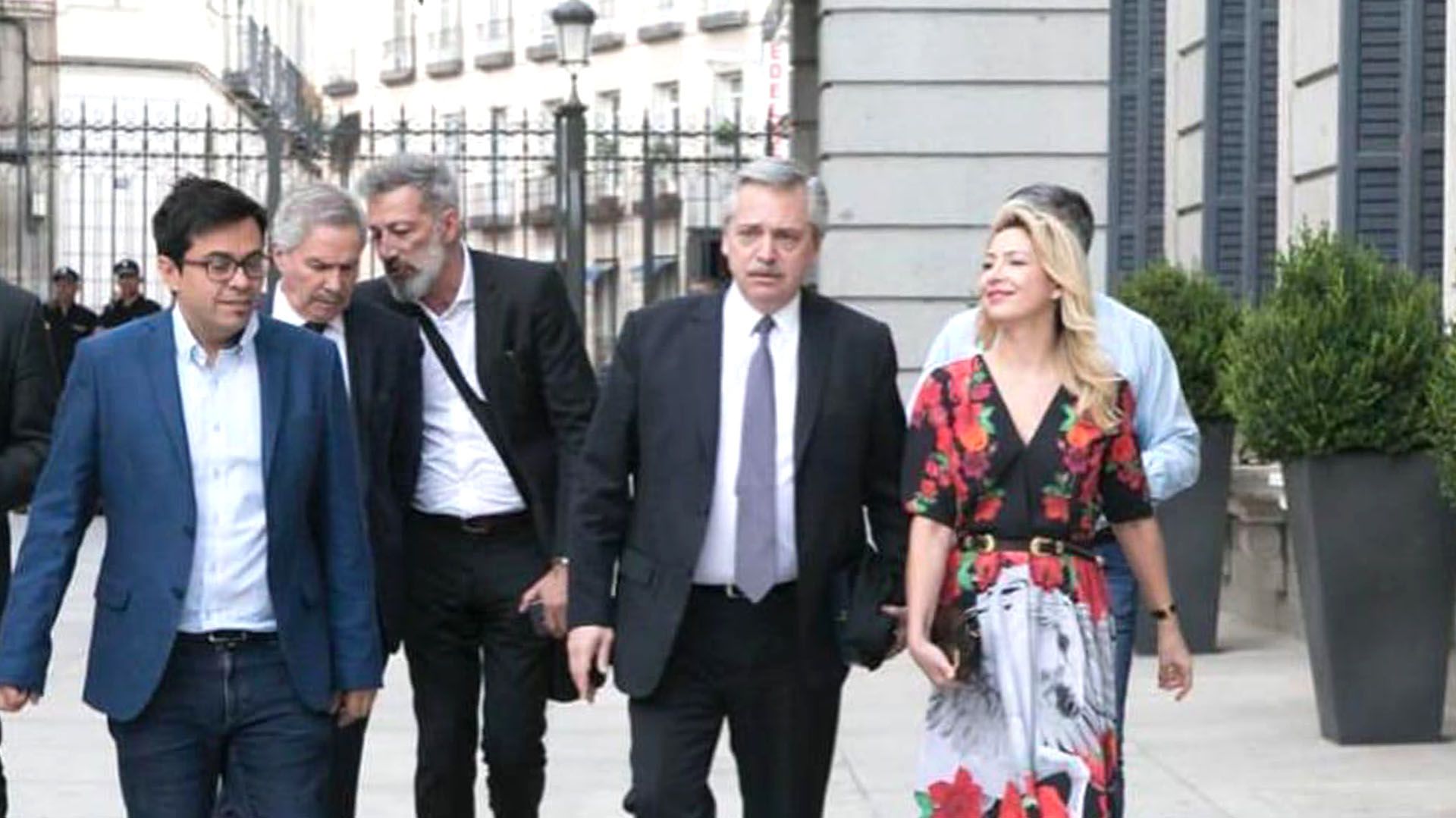 Alberto Fernández en Madrid, y por detrás aparece Felipe Solá, que sería el canciller si el candidato presidencial del Frente de Todos vence a Mauricio Macri