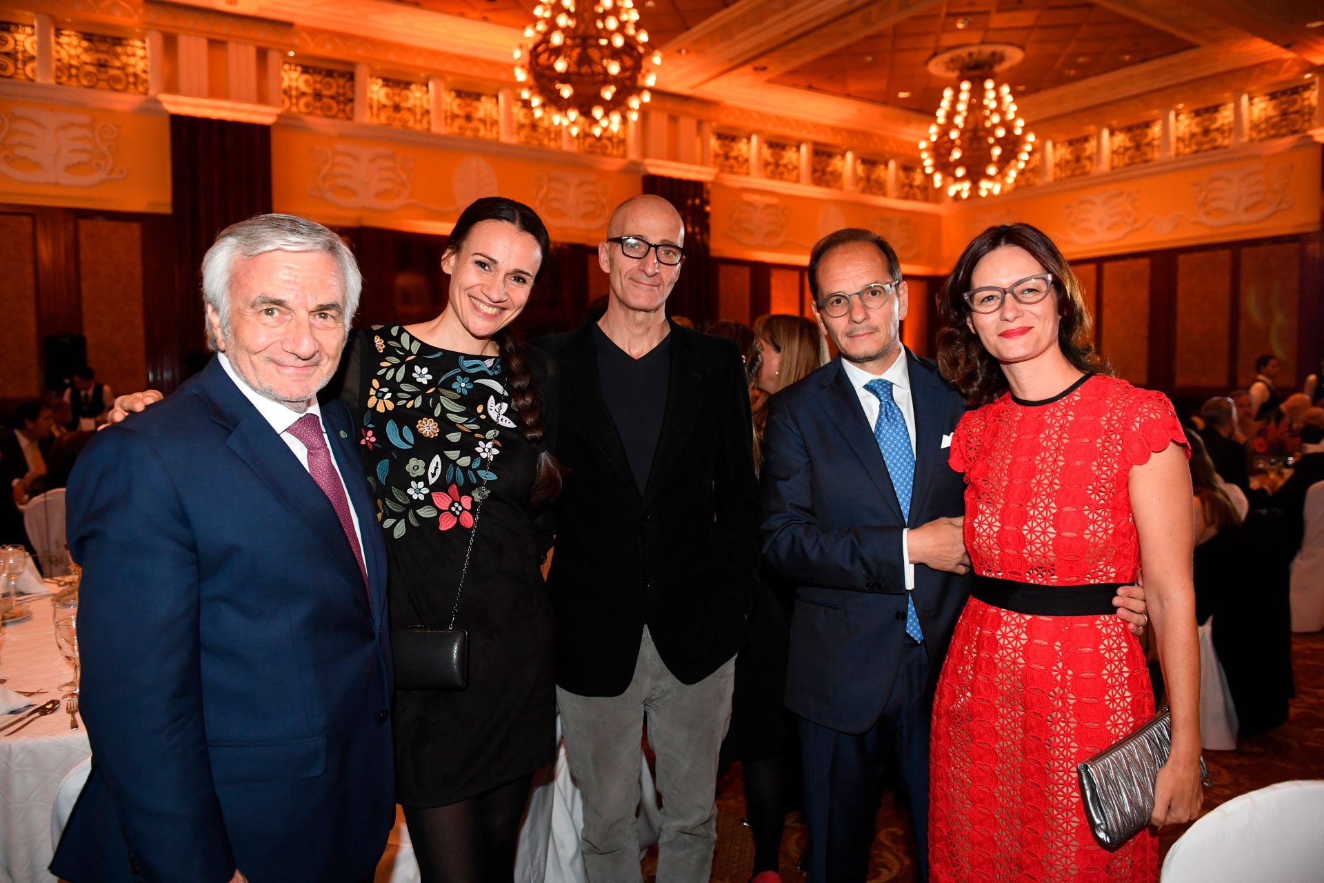 Claudio Zin junto a Elisabetta Riva, directora general del Teatro Coliseo y del ciclo Nuova Harmonia; el embajador Giuseppe Manzo y su mujer Alma