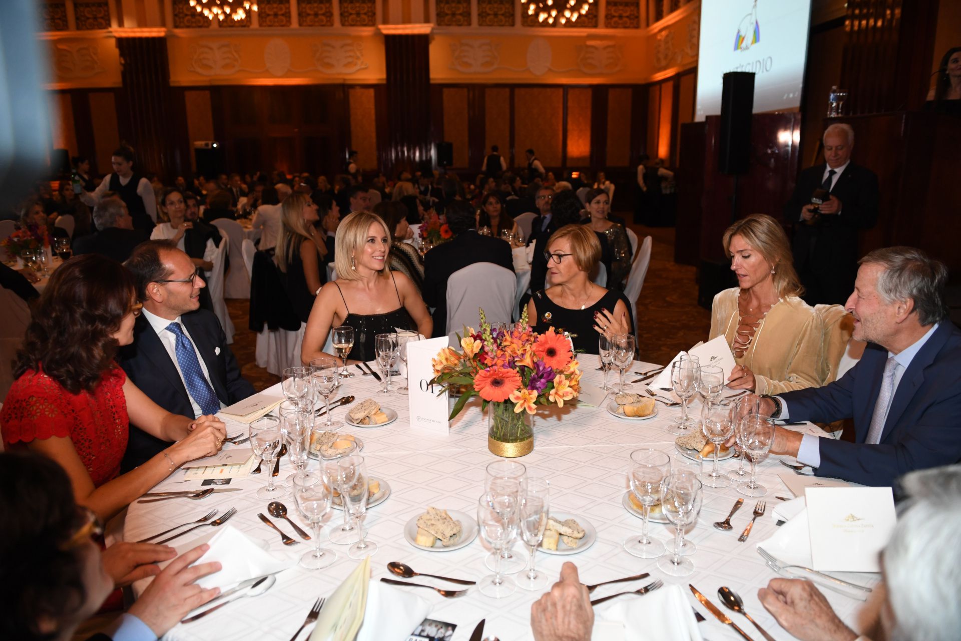 El embajador Giuseppe Manzo junto a su mujer, Alma; Carla Peterson, Gabriela Castellani y Cristiano Rattazzi en la mesa principal