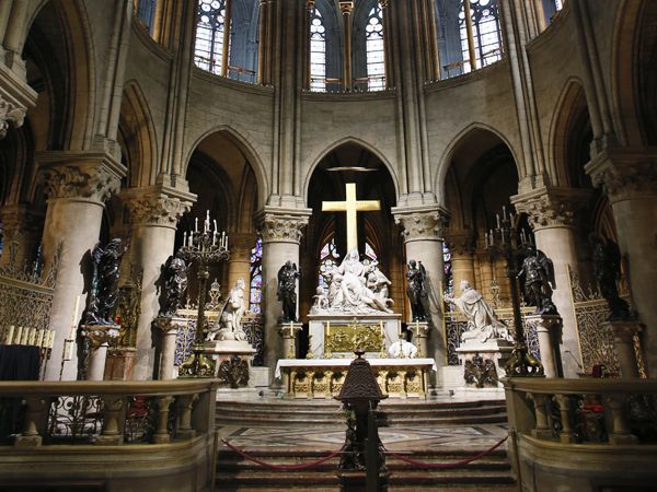 La misa se reanudó para los fieles, aunque los turistas permanecieron afuera de la catedral (AFP/Archivo)