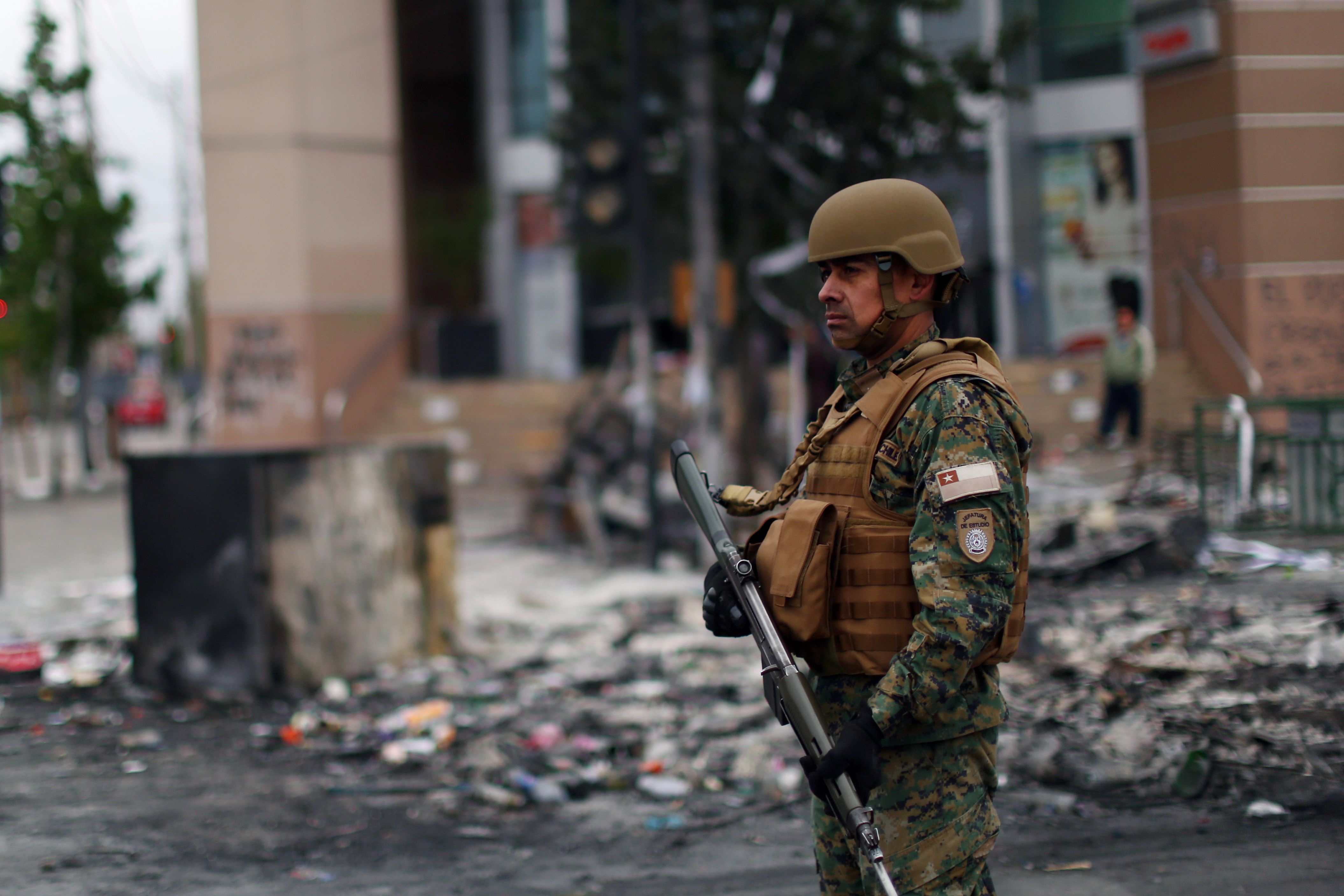 Soldados custodian las calles de Santiago (AFP)