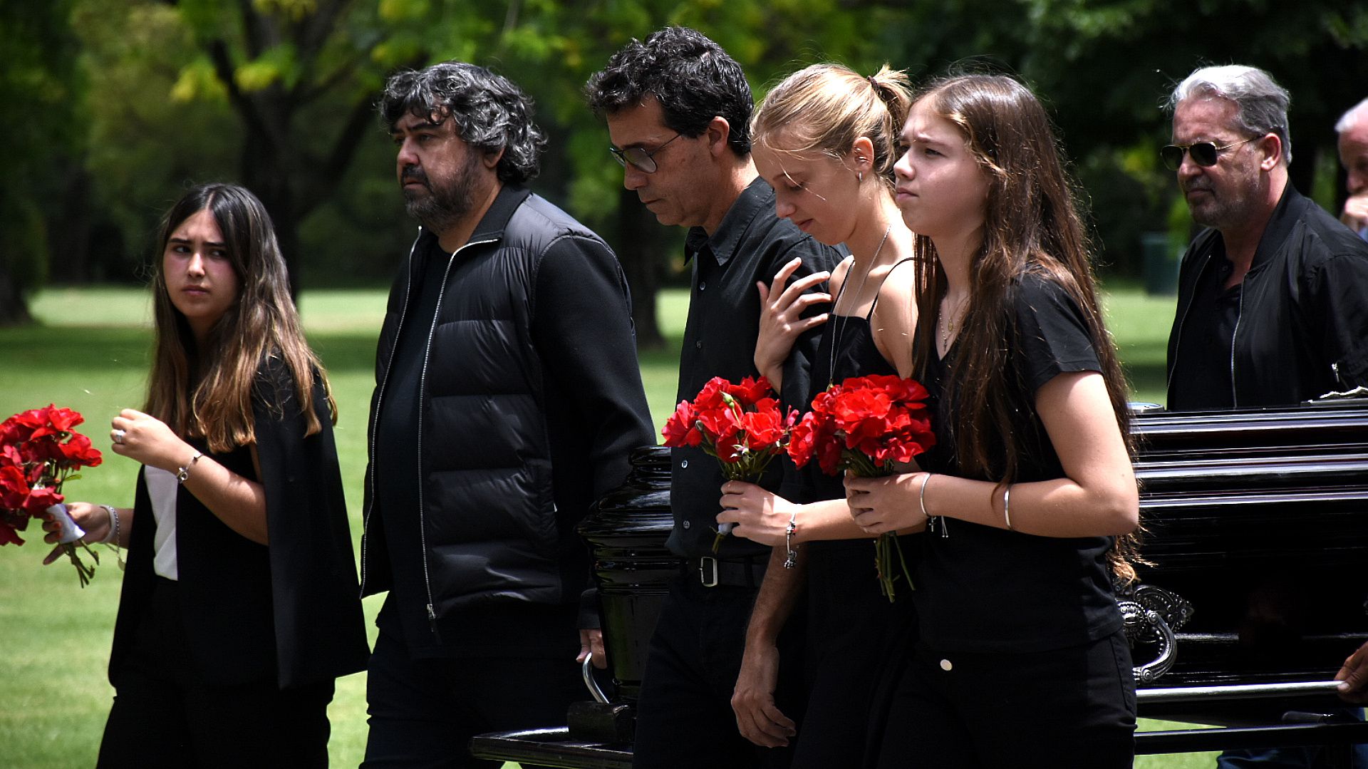 Luego de una sentida ceremonia, la familia de Carlos Ávila, encabezados por su hijo Juan Cruz, llevó el féretro del creador de Torneos y Competencias a su entierro 