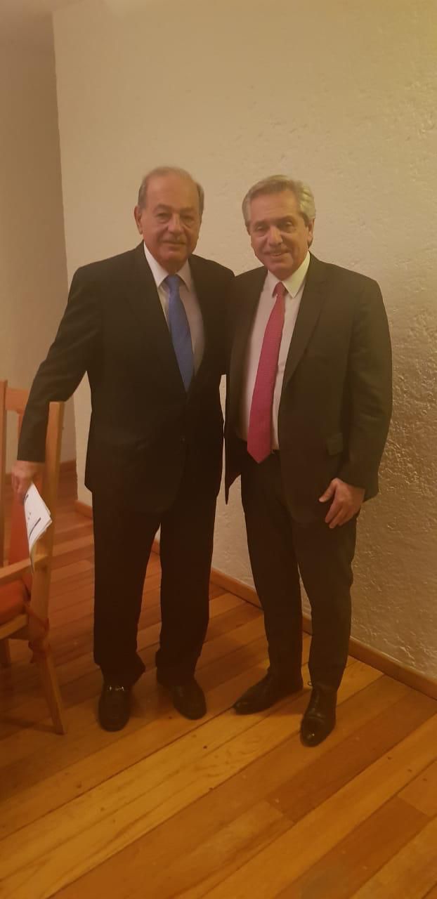Alberto Fernández junto al empresario Carlos Slim 